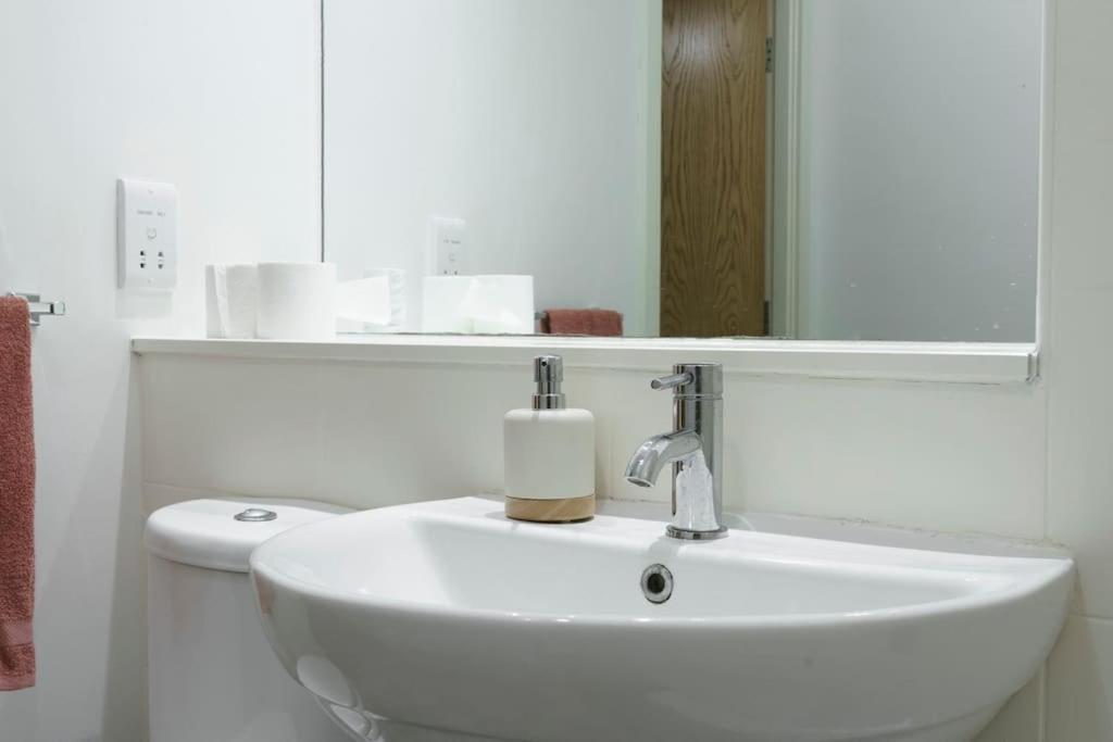 Stylish Centre 2 Bedroom With Cityscape View *