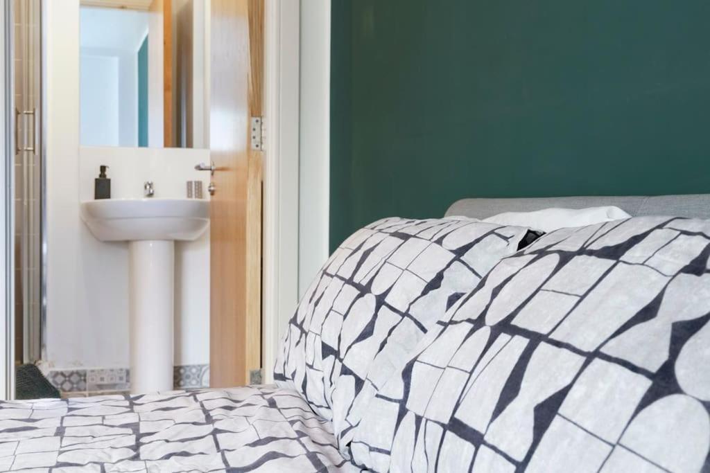 Stylish Centre 2 Bedroom With Cityscape View
