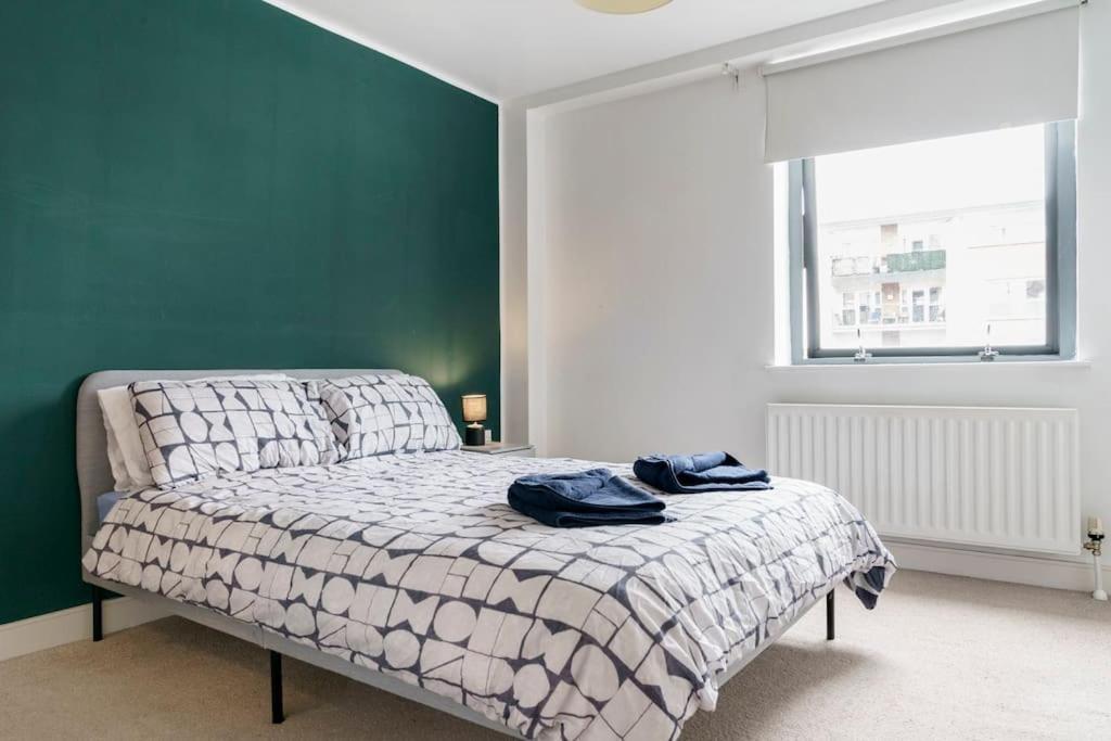 Stylish Centre 2 Bedroom With Cityscape View Apartment *