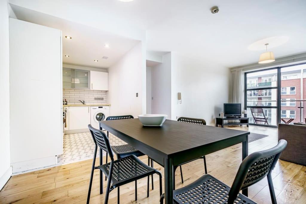 Stylish Centre 2 Bedroom With Cityscape View *