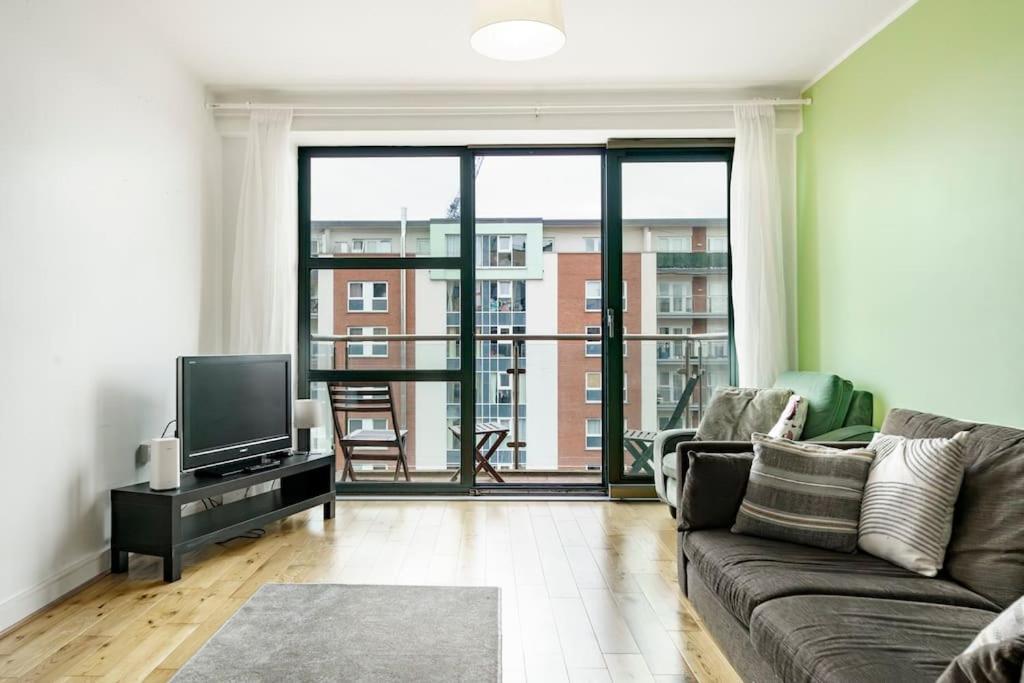 Stylish Centre 2 Bedroom With Cityscape View Apartment *