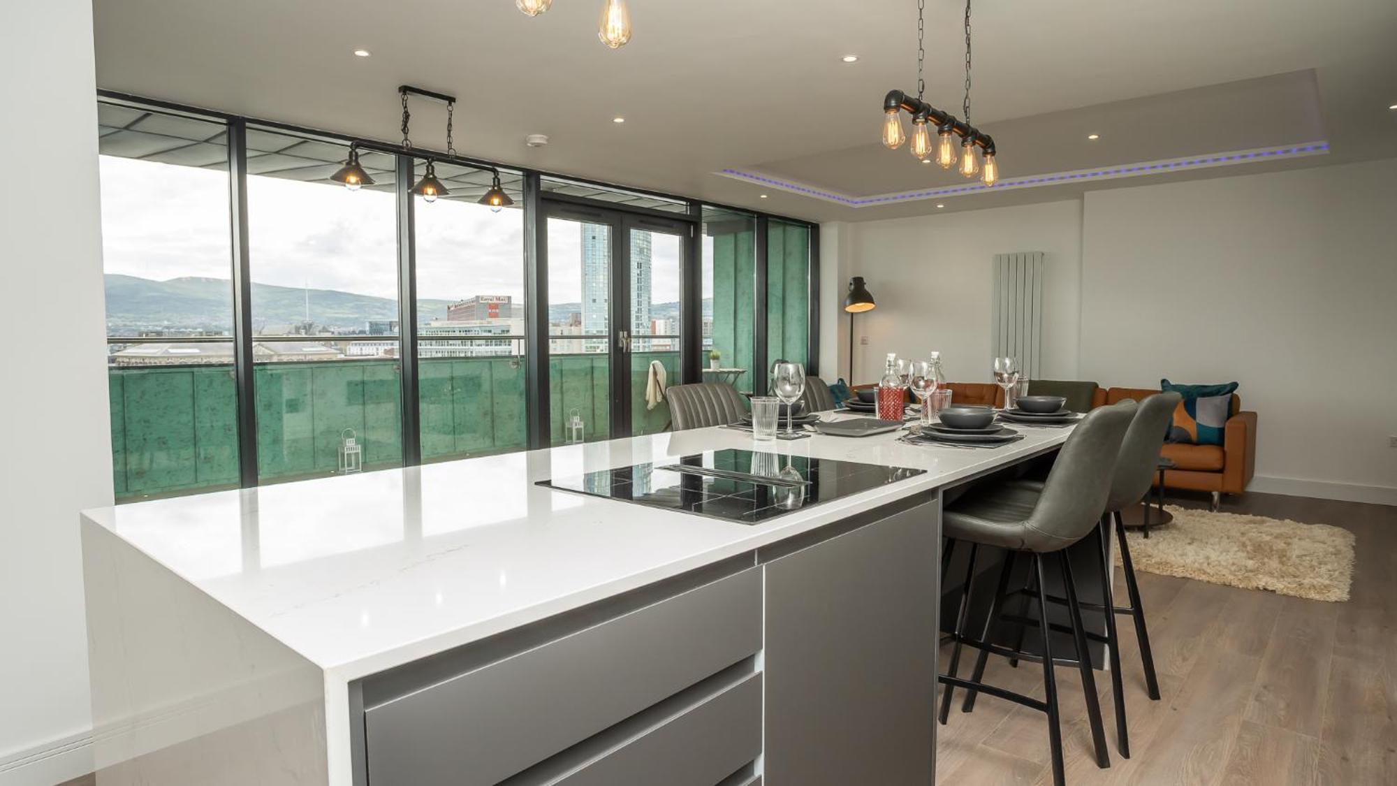 3 Bdr Centre Penthouse By Breaks Apartment *