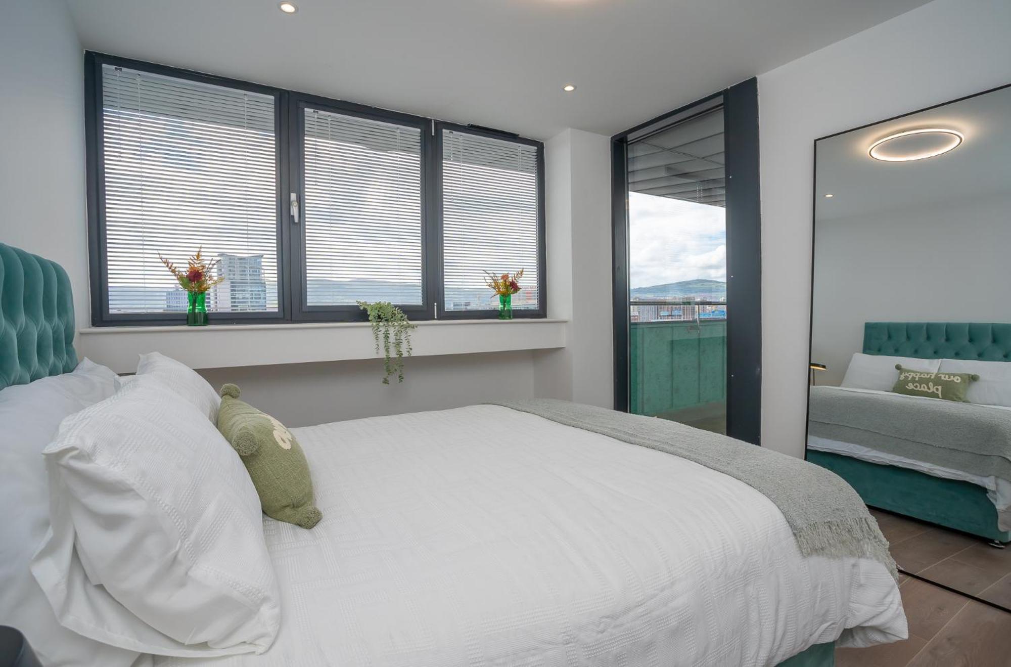 3 Bdr Centre Penthouse By Breaks Belfast