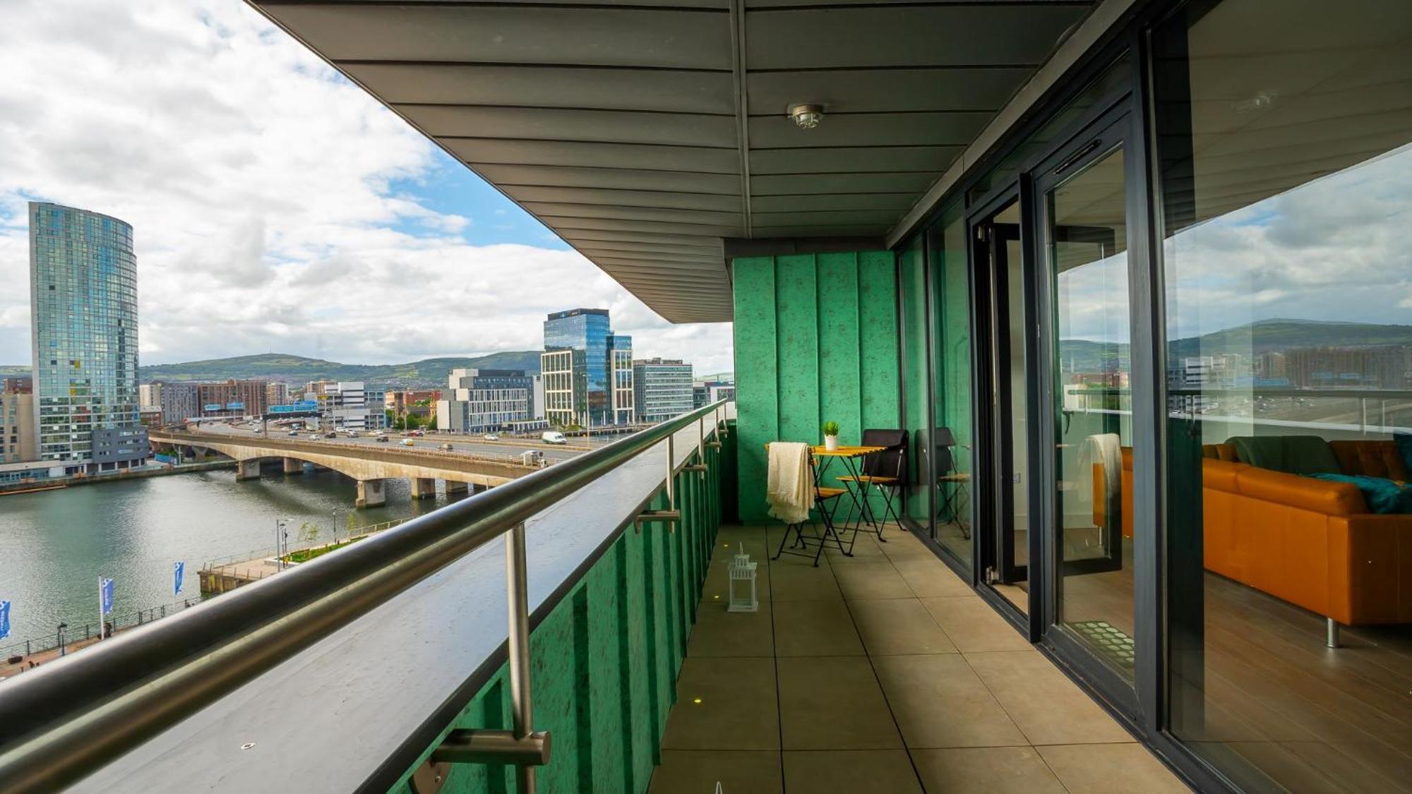 3 Bdr Centre Penthouse By Breaks Apartment *