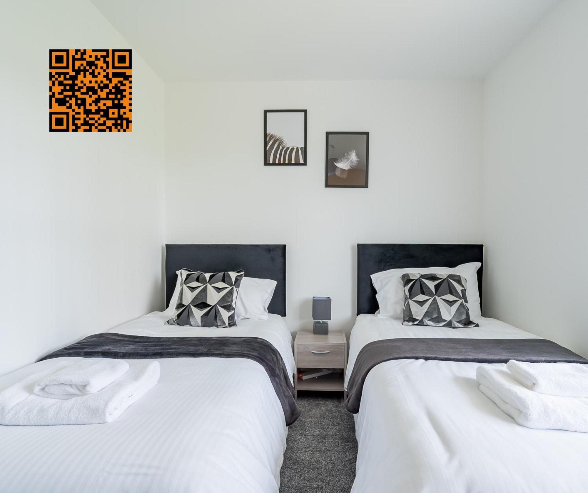 Modern 3 Bedroom Apt Near City Centre Parking Included Apartment