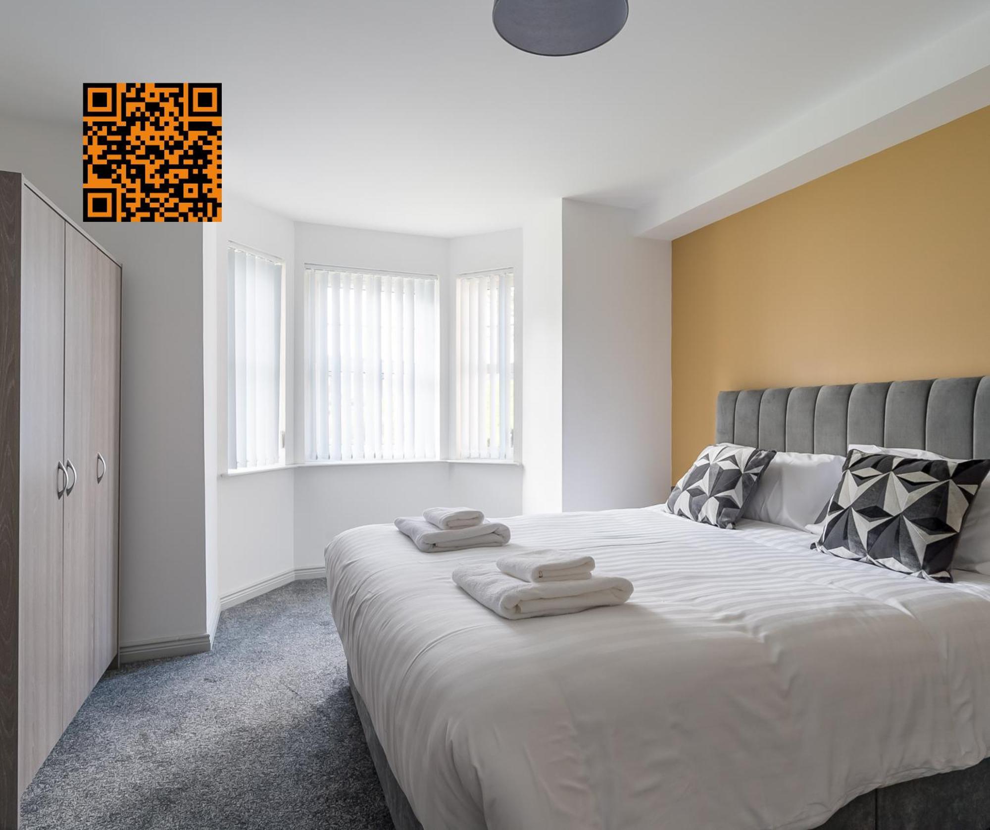 Apartment Modern 3 Bedroom Apt Near City Centre Parking Included *