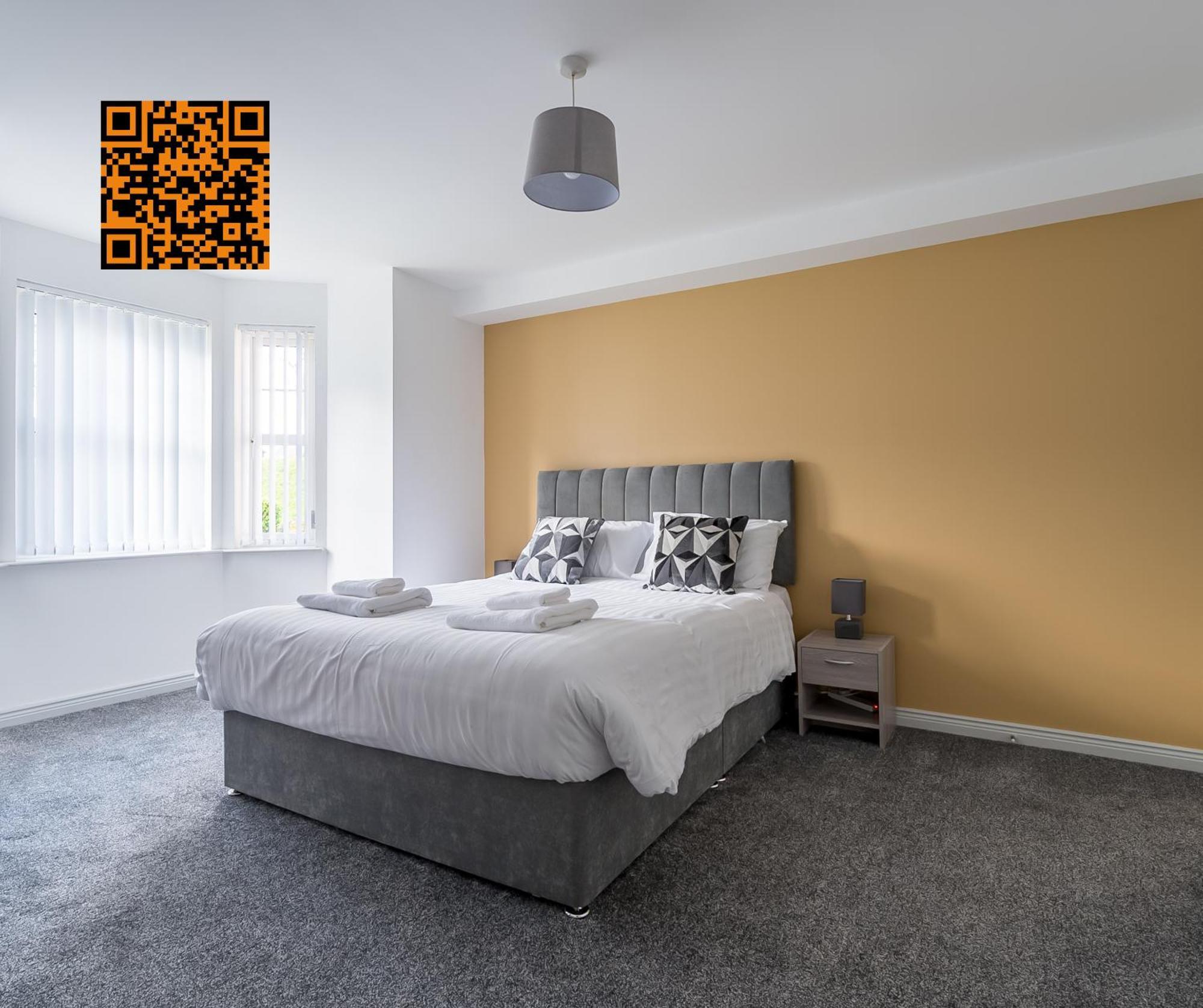 Modern 3 Bedroom Apt Near City Centre Parking Included *