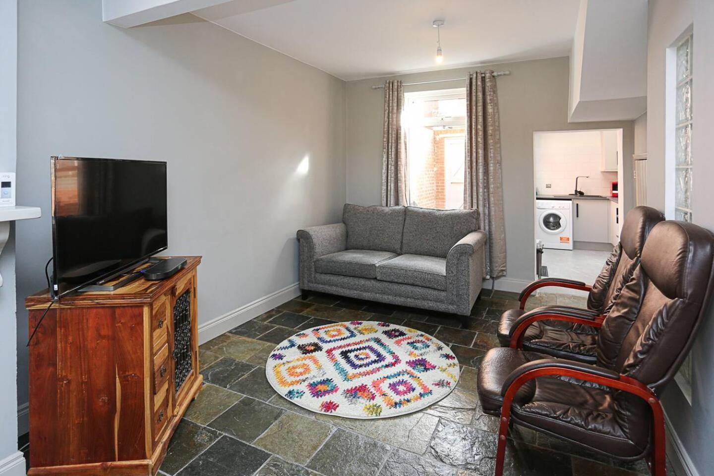 Holiday home Gateway Abode Near City Centre W Street Parking