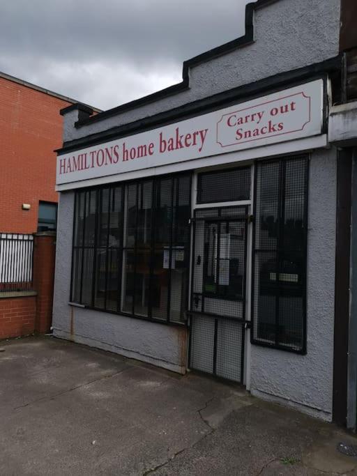 House Near Airport, Titanic Qtr & Sse Arena Holiday home *