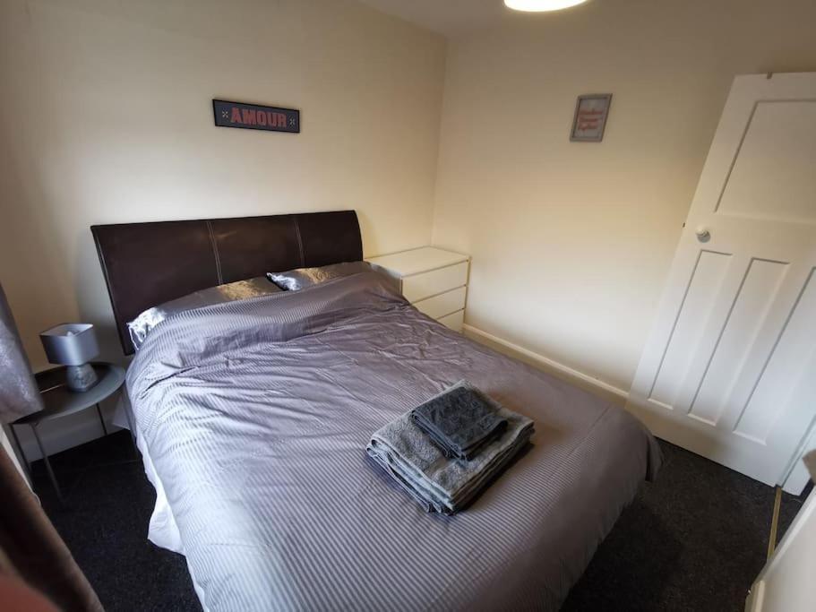 House Near Airport, Titanic Qtr & Sse Arena Holiday home *