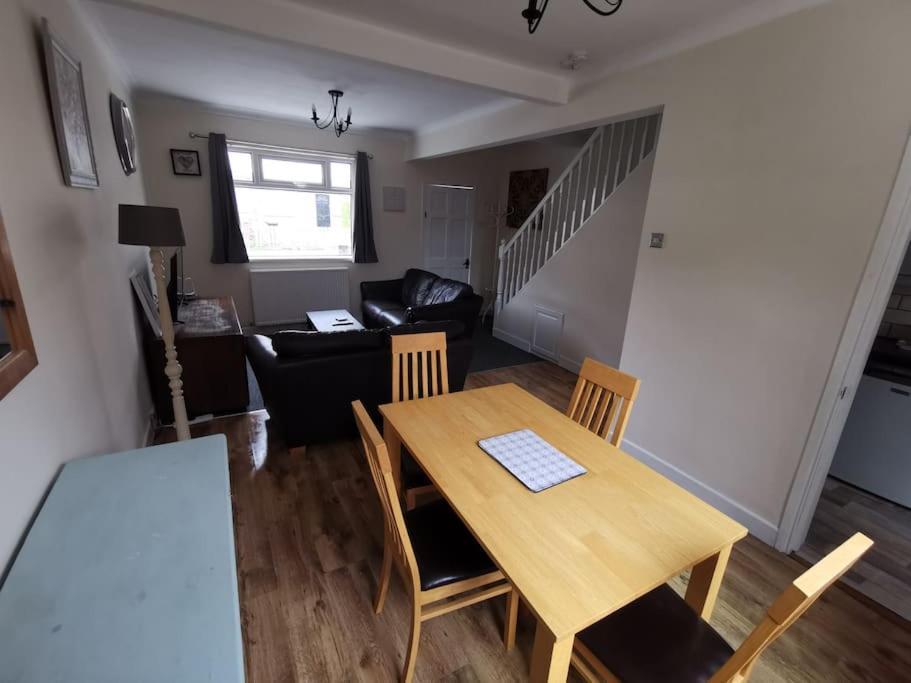 House Near Airport, Titanic Qtr & Sse Arena Holiday home