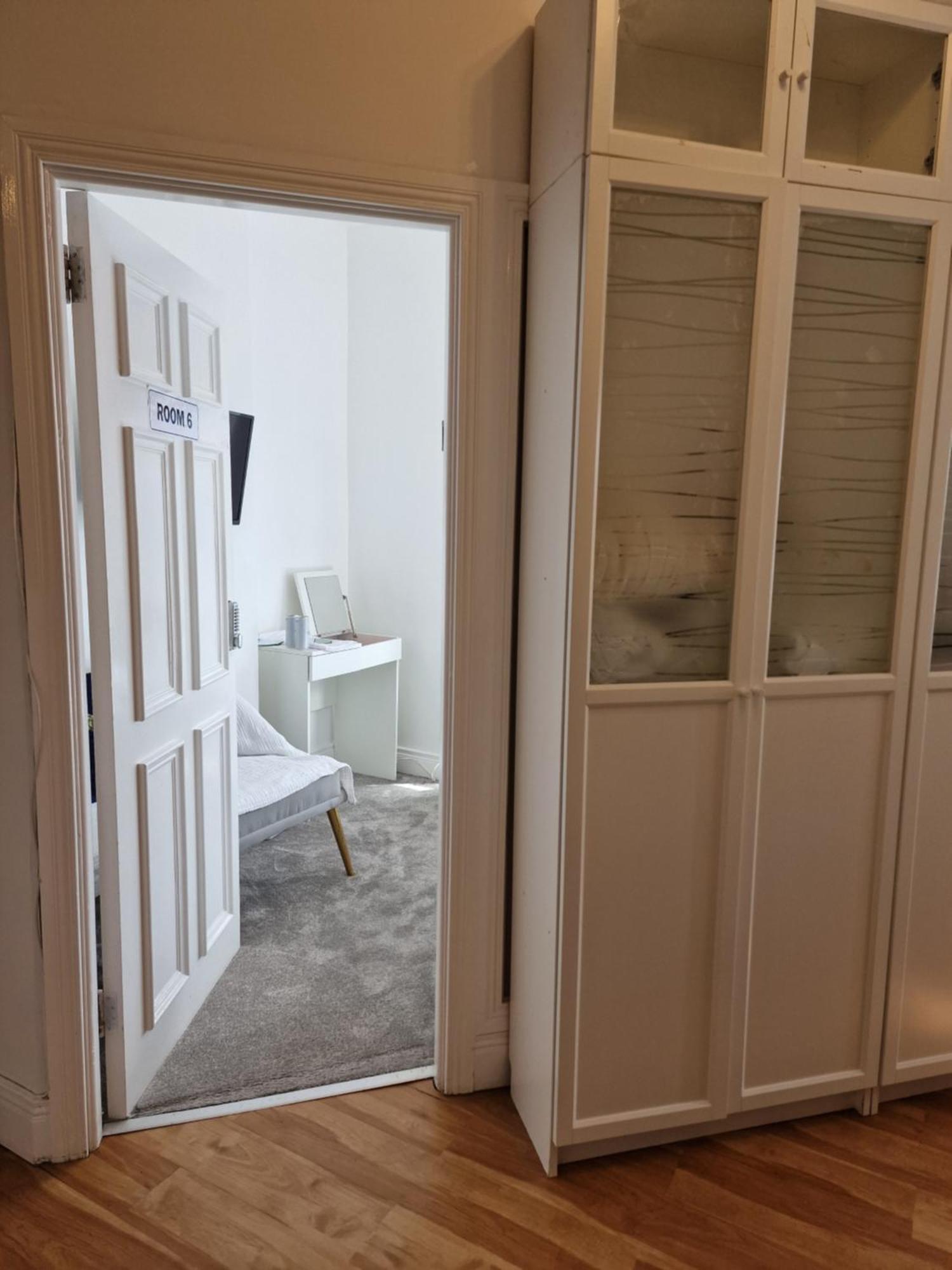 Hostel Aunty Katie'S House, Ni Tourist Board Certified & Located On The Main Oldpark Road To Belfast, With Free Continental Breakfast & Free Ultra Fast Sky Internet, Free Sky Sports & Free Sky Cinema, Self-Check In After 10Pm Gmt