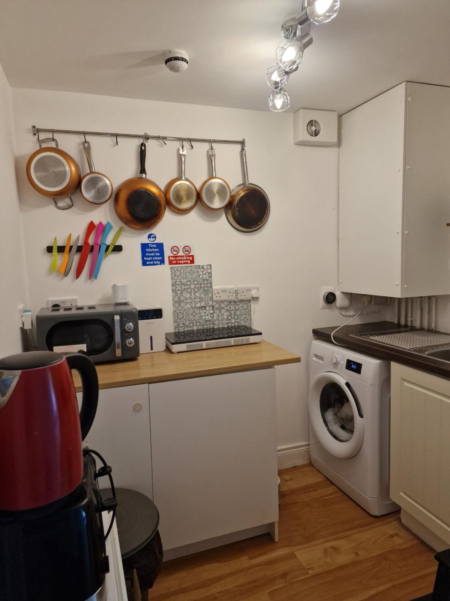 Hostel Aunty Katie'S House, Ni Tourist Board Certified & Located On The Main Oldpark Road To Belfast, With Free Continental Breakfast & Free Ultra Fast Sky Internet, Free Sky Sports & Free Sky Cinema, Self-Check In After 10Pm Gmt