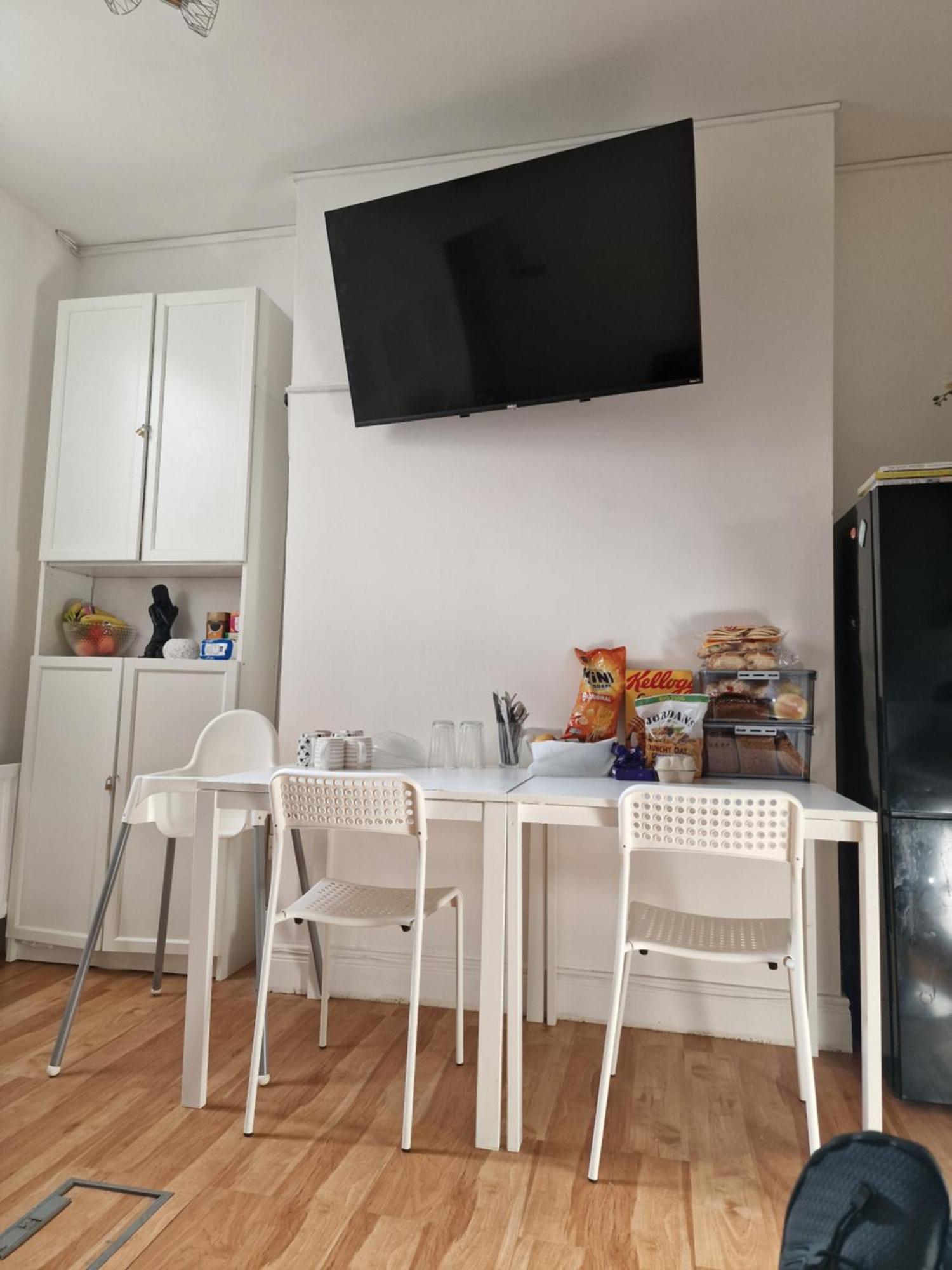 Hostel Aunty Katie'S House, Ni Tourist Board Certified & Located On The Main Oldpark Road To Belfast, With Free Continental Breakfast & Free Ultra Fast Sky Internet, Free Sky Sports & Free Sky Cinema, Self-Check In After 10Pm Gmt *