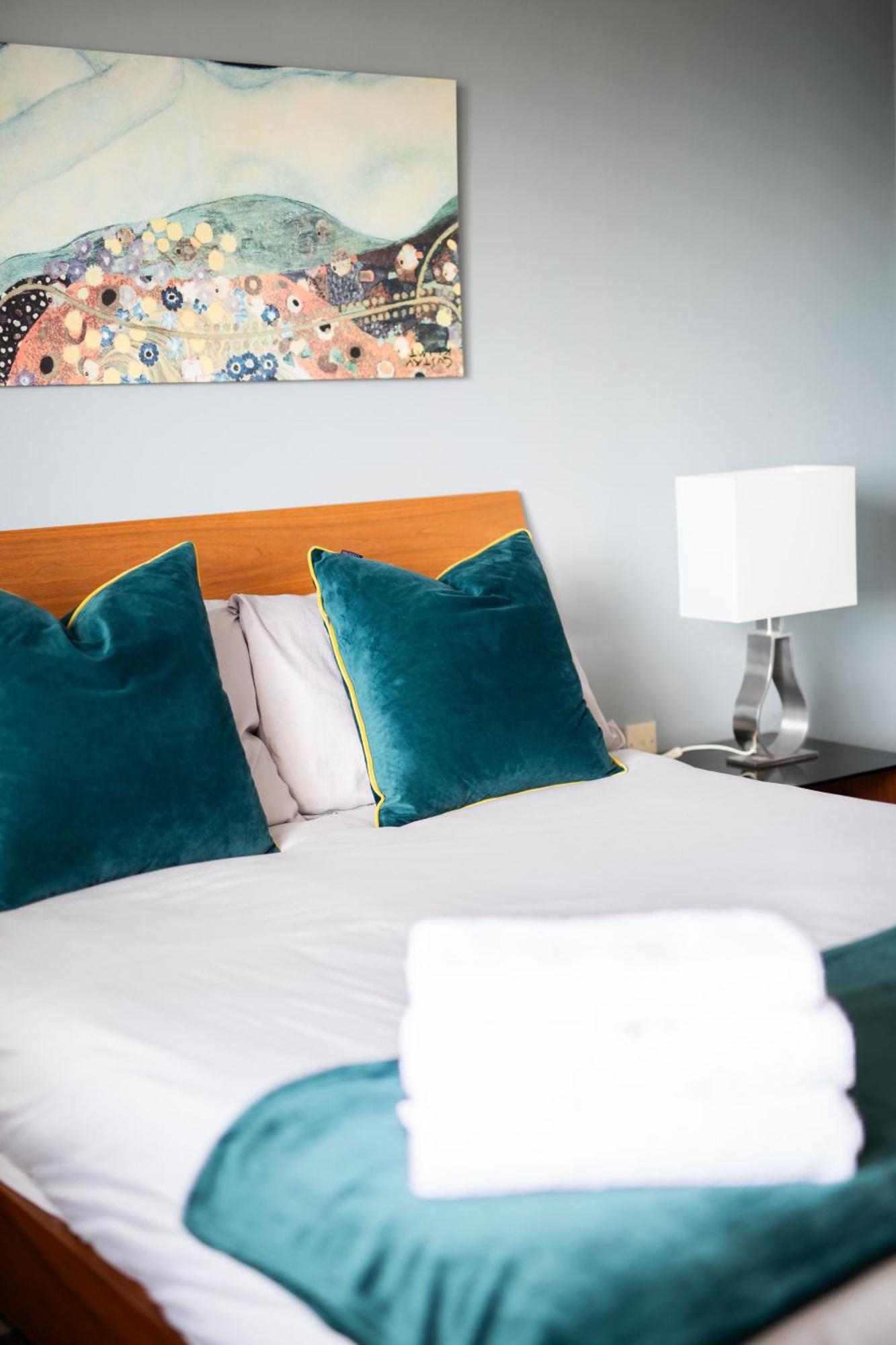 Hall Penthouse Duplex - Incredible Views & Sleeps 8 & Balcony & Very Modern And Spacious * Belfast
