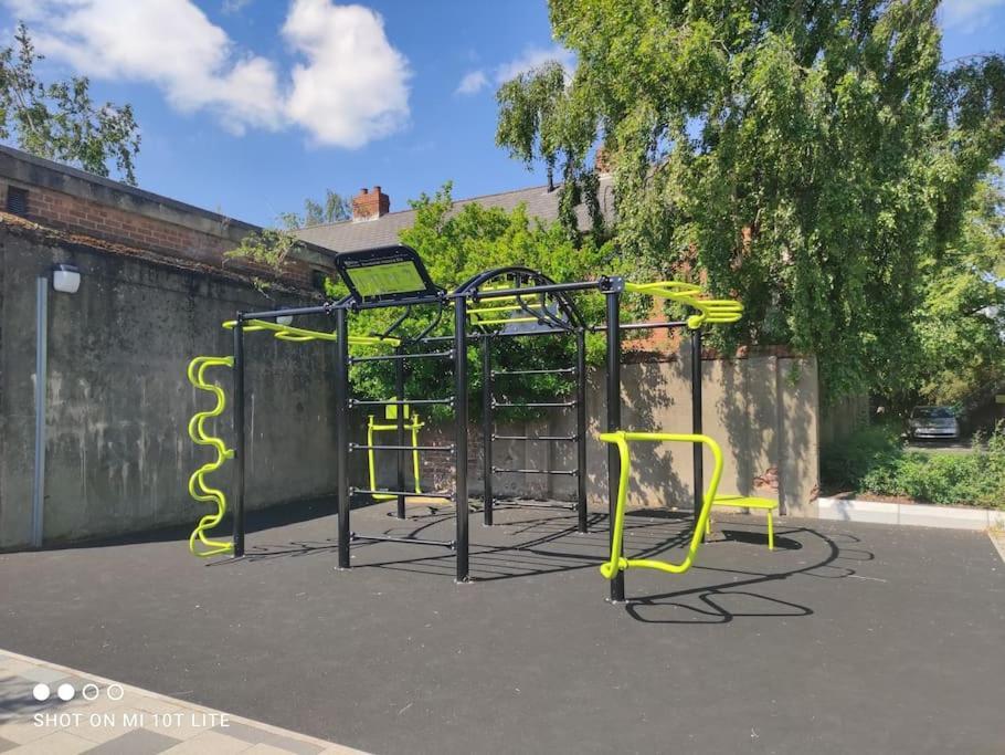 Apartment Location! 2 Bed Centre With Free Parking *