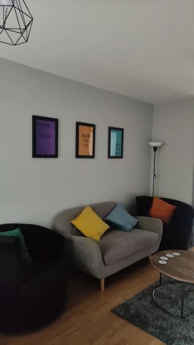 Location! 2 Bed Centre With Free Parking *
