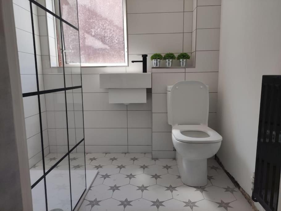 Location! 2 Bed Centre With Free Parking
