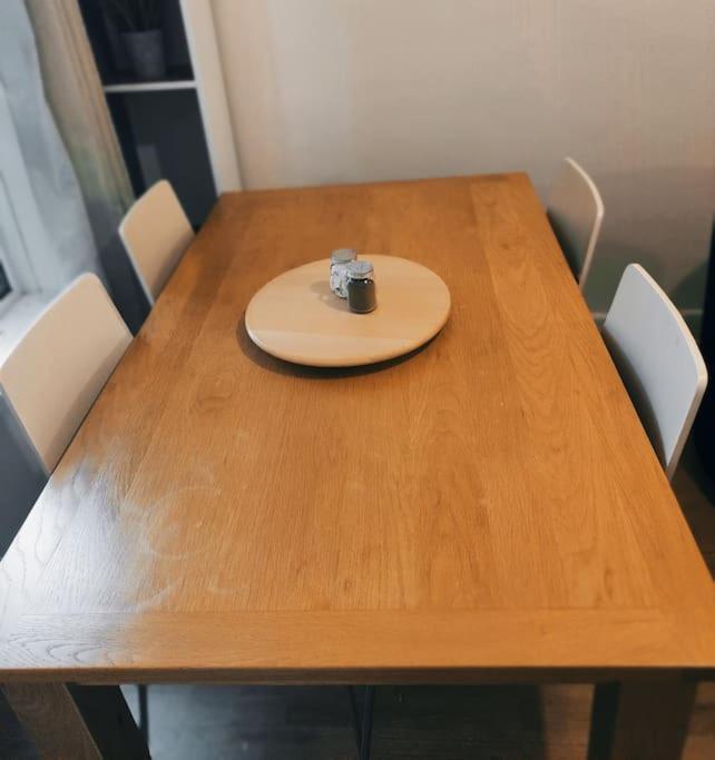 Location! 2 Bed Centre With Free Parking *