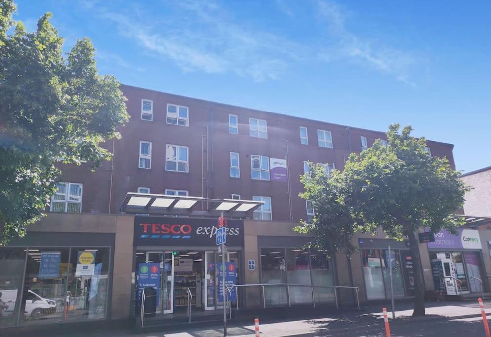 Location! 2 Bed Centre With Free Parking Apartment