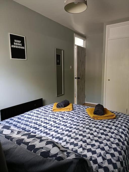 Location! 2 Bed Centre With Free Parking Apartment *