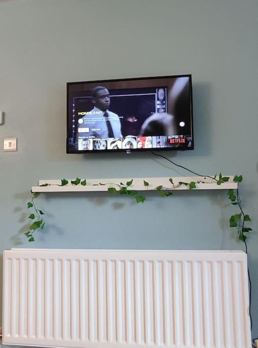 Location! 2 Bed Centre With Free Parking Apartment