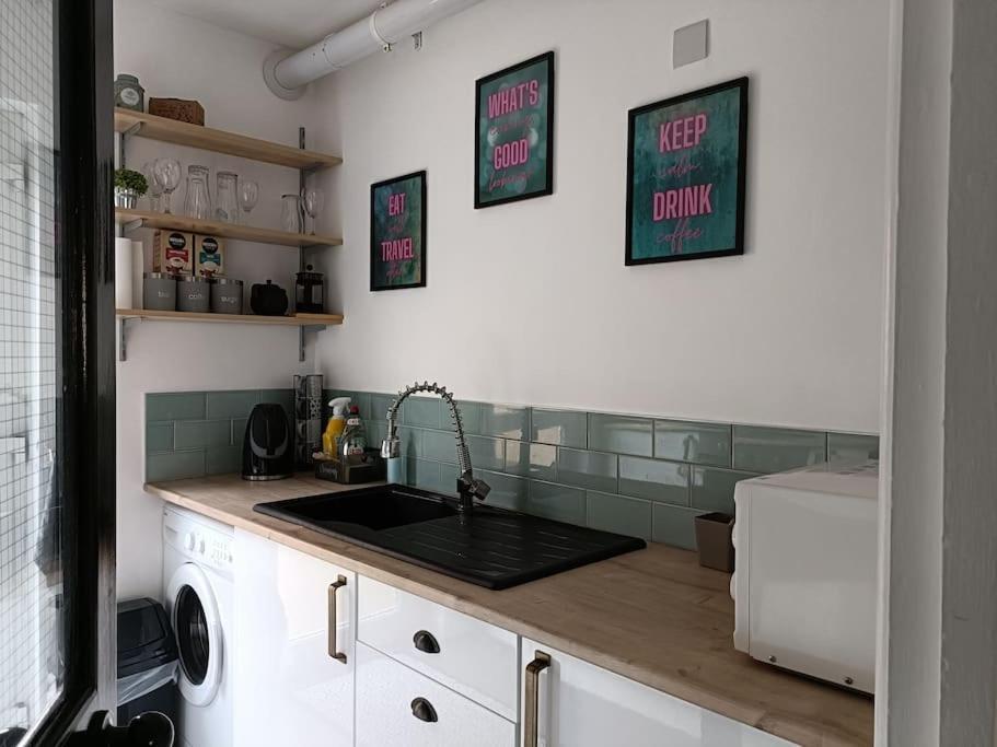 Apartment Location! 2 Bed Centre With Free Parking
