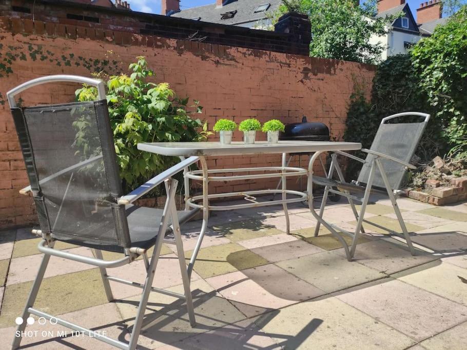 Location! 2 Bed Centre With Free Parking