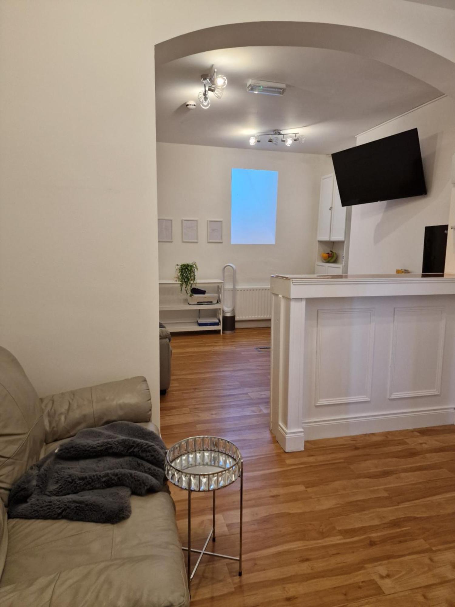 Aunty Katie'S House, Ni Tourist Board Certified & Located On The Main Oldpark Road To Belfast, With Free Continental Breakfast & Free Ultra Fast Sky Internet, Free Sky Sports & Free Sky Cinema, Self-Check In After 10Pm Gmt Hostel