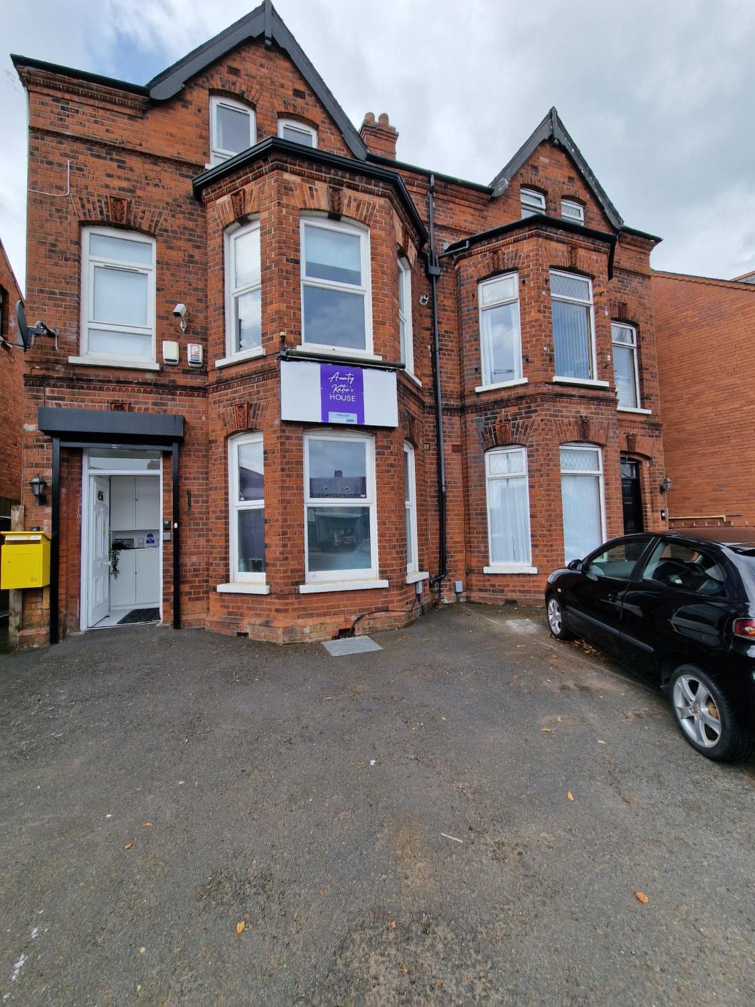 Hostel Aunty Katie'S House, Ni Tourist Board Certified & Located On The Main Oldpark Road To Belfast, With Free Continental Breakfast & Free Ultra Fast Sky Internet, Free Sky Sports & Free Sky Cinema, Self-Check In After 10Pm Gmt