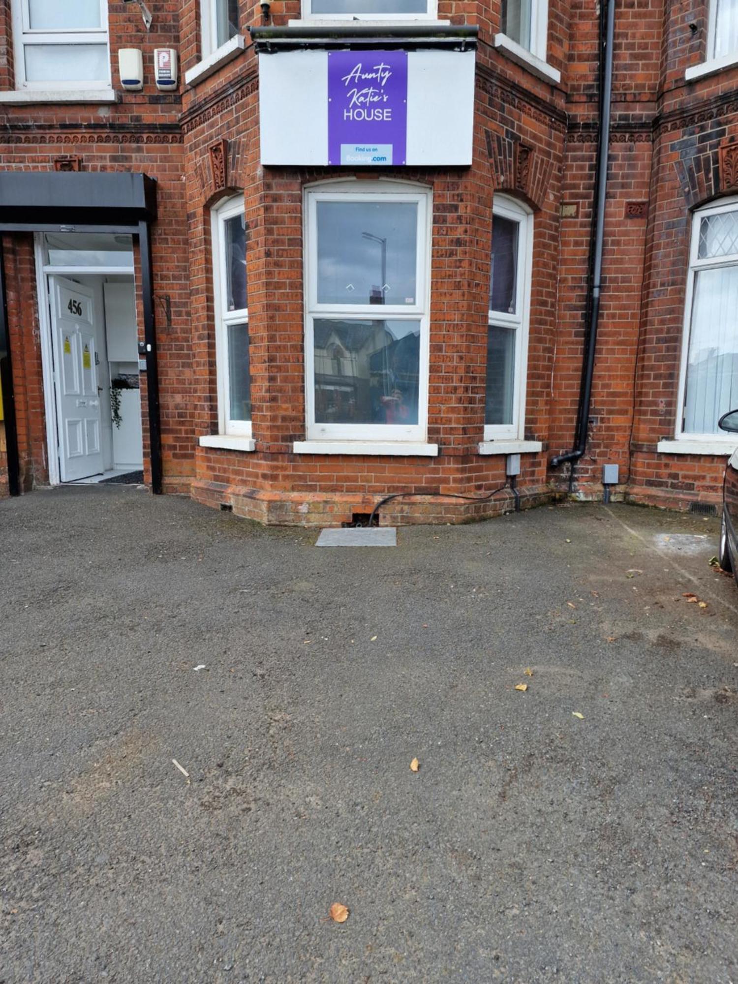 Aunty Katie'S House, Ni Tourist Board Certified & Located On The Main Oldpark Road To Belfast, With Free Continental Breakfast & Free Ultra Fast Sky Internet, Free Sky Sports & Free Sky Cinema, Self-Check In After 10Pm Gmt Hostel *