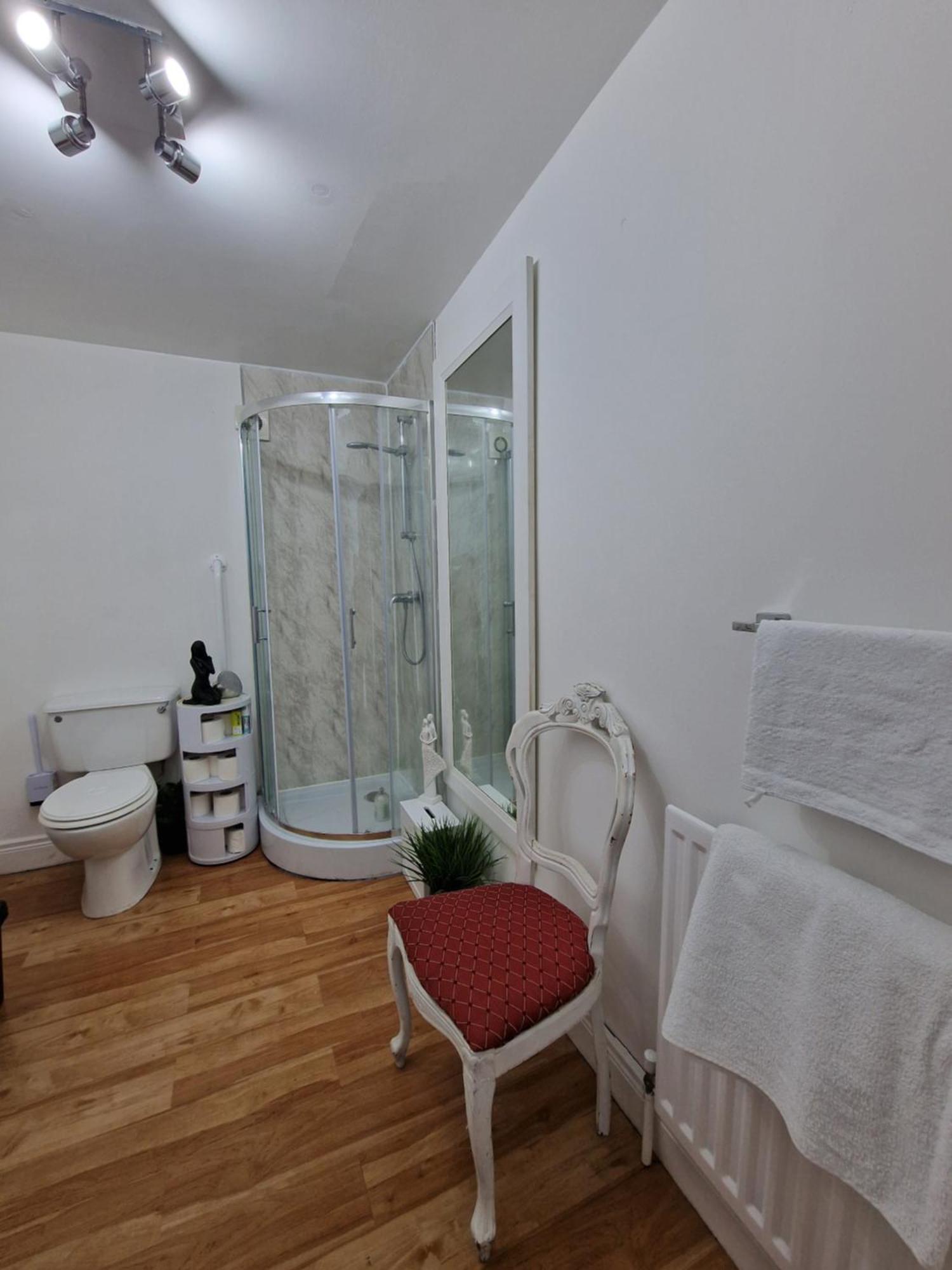 Hostel Aunty Katie'S House, Ni Tourist Board Certified & Located On The Main Oldpark Road To Belfast, With Free Continental Breakfast & Free Ultra Fast Sky Internet, Free Sky Sports & Free Sky Cinema, Self-Check In After 10Pm Gmt *
