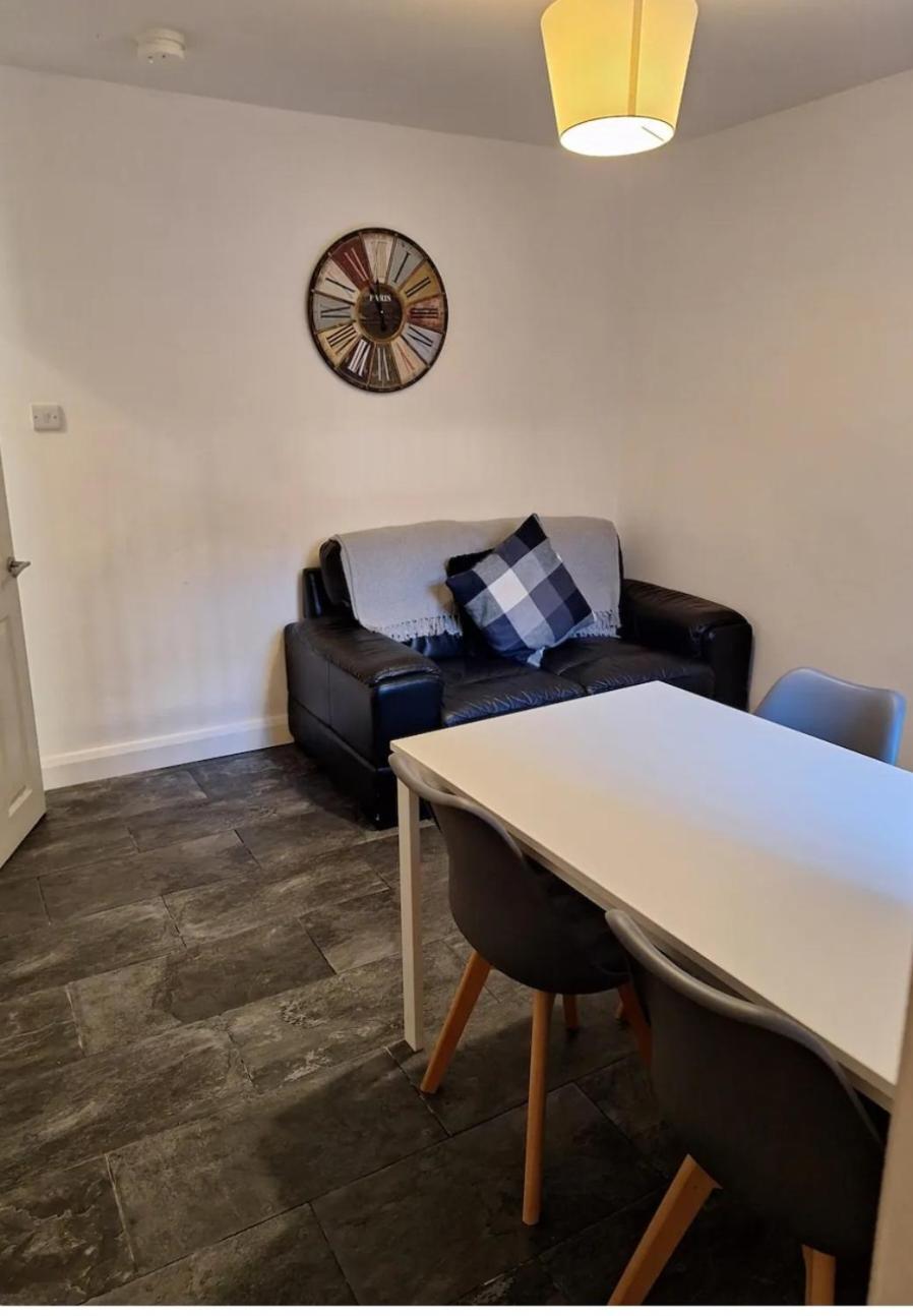 Private On Donegall Road In Guest house *