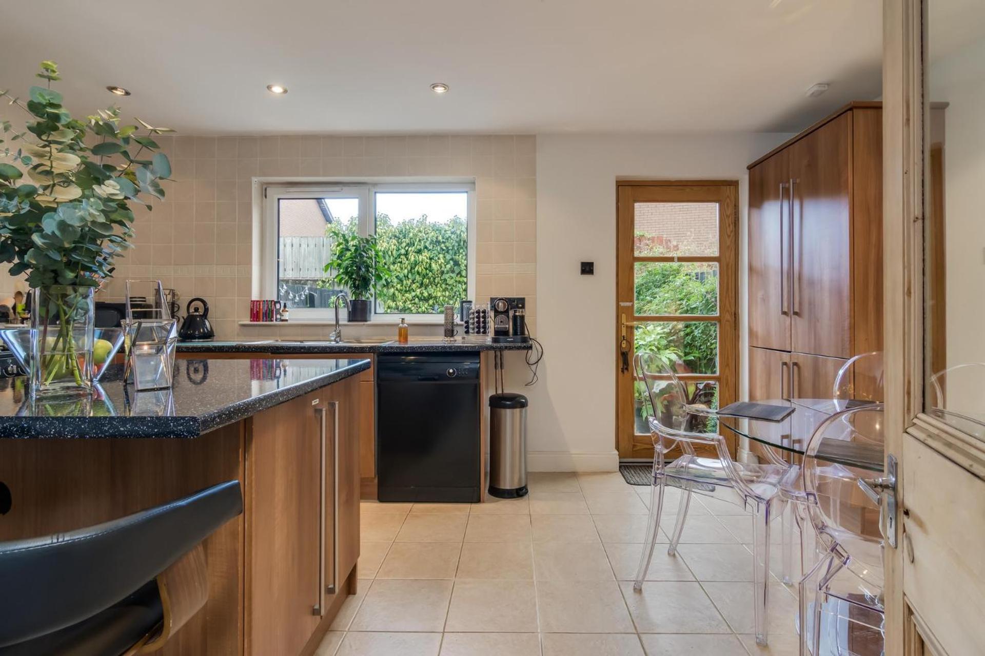 Beautiful 4 Bedroom Townhouse Minutes From Centre Belfast