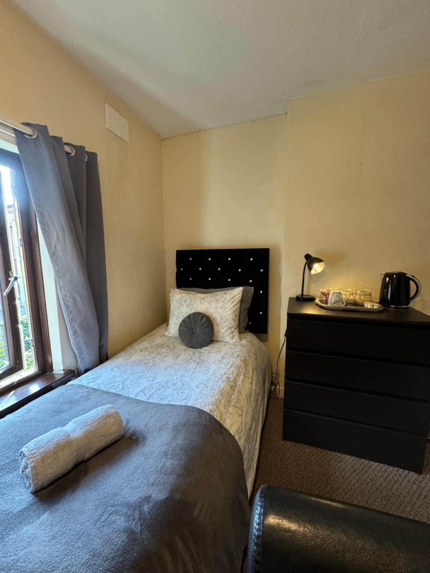 House In Antrim Road Guest house *