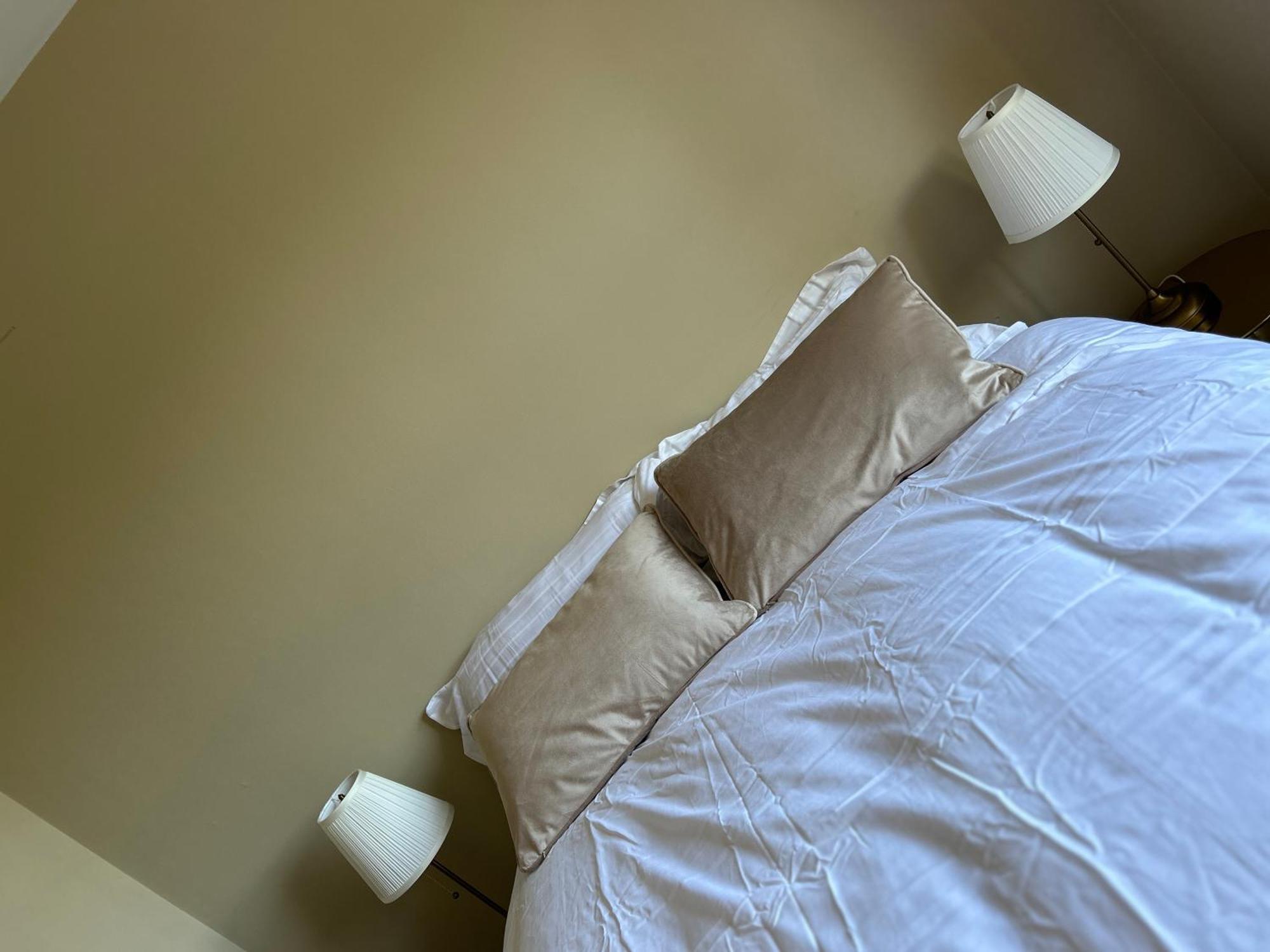 Apartment - Relax & Unwind In Our Skyline Retreat - 3 Bedroom With Parking