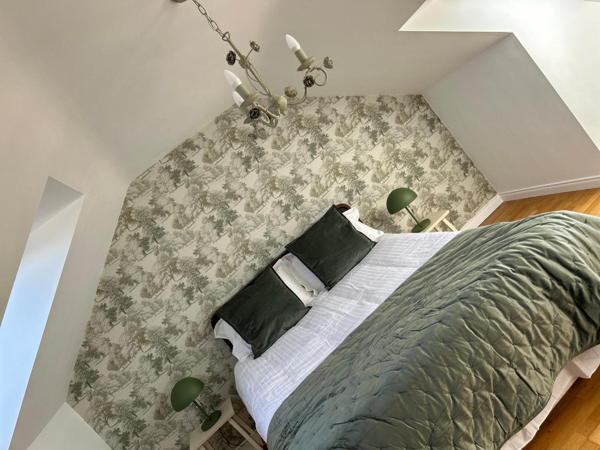 - Relax & Unwind In Our Skyline Retreat - 3 Bedroom With Parking *