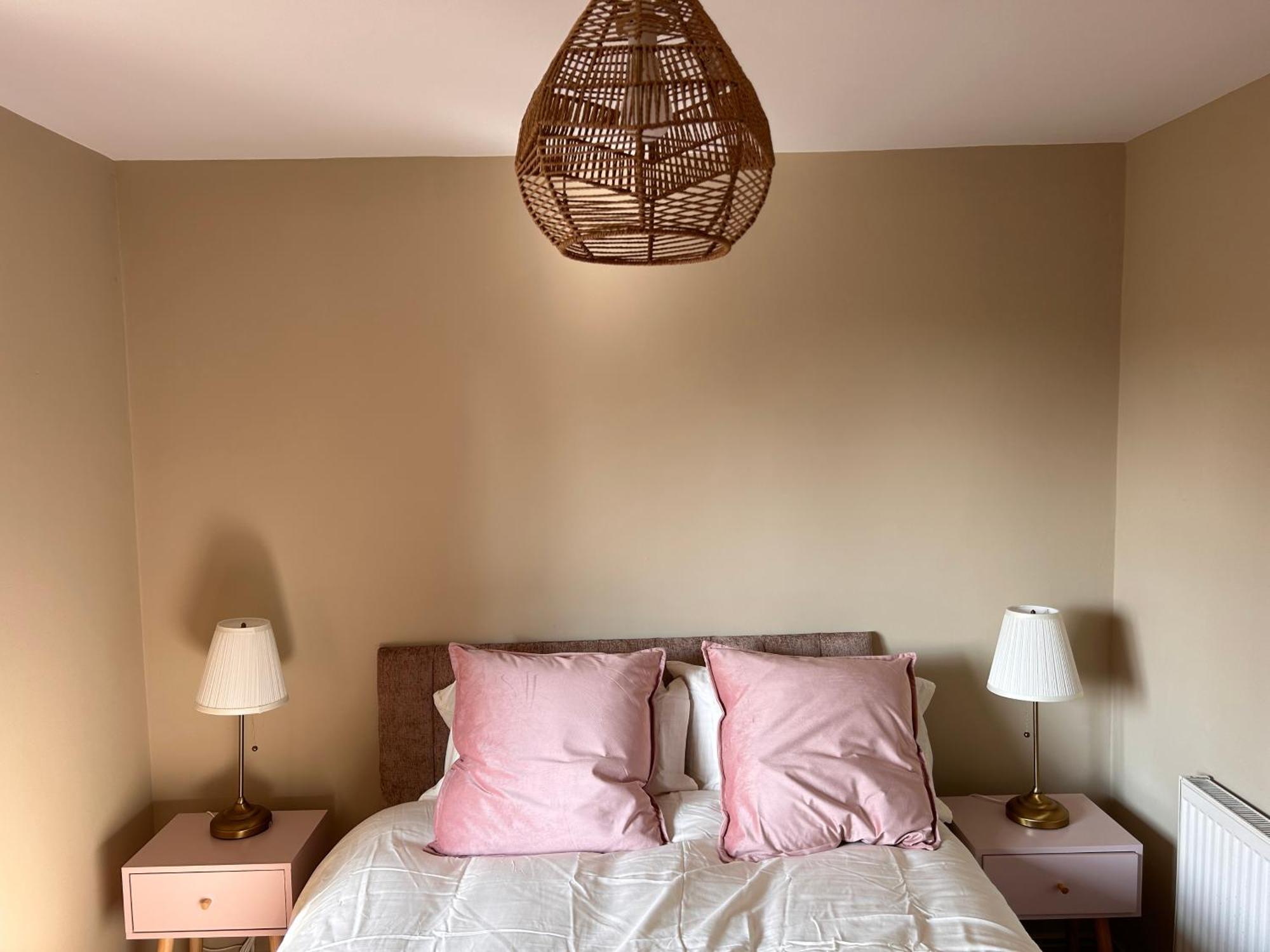- Relax & Unwind In Our Skyline Retreat - 3 Bedroom With Parking