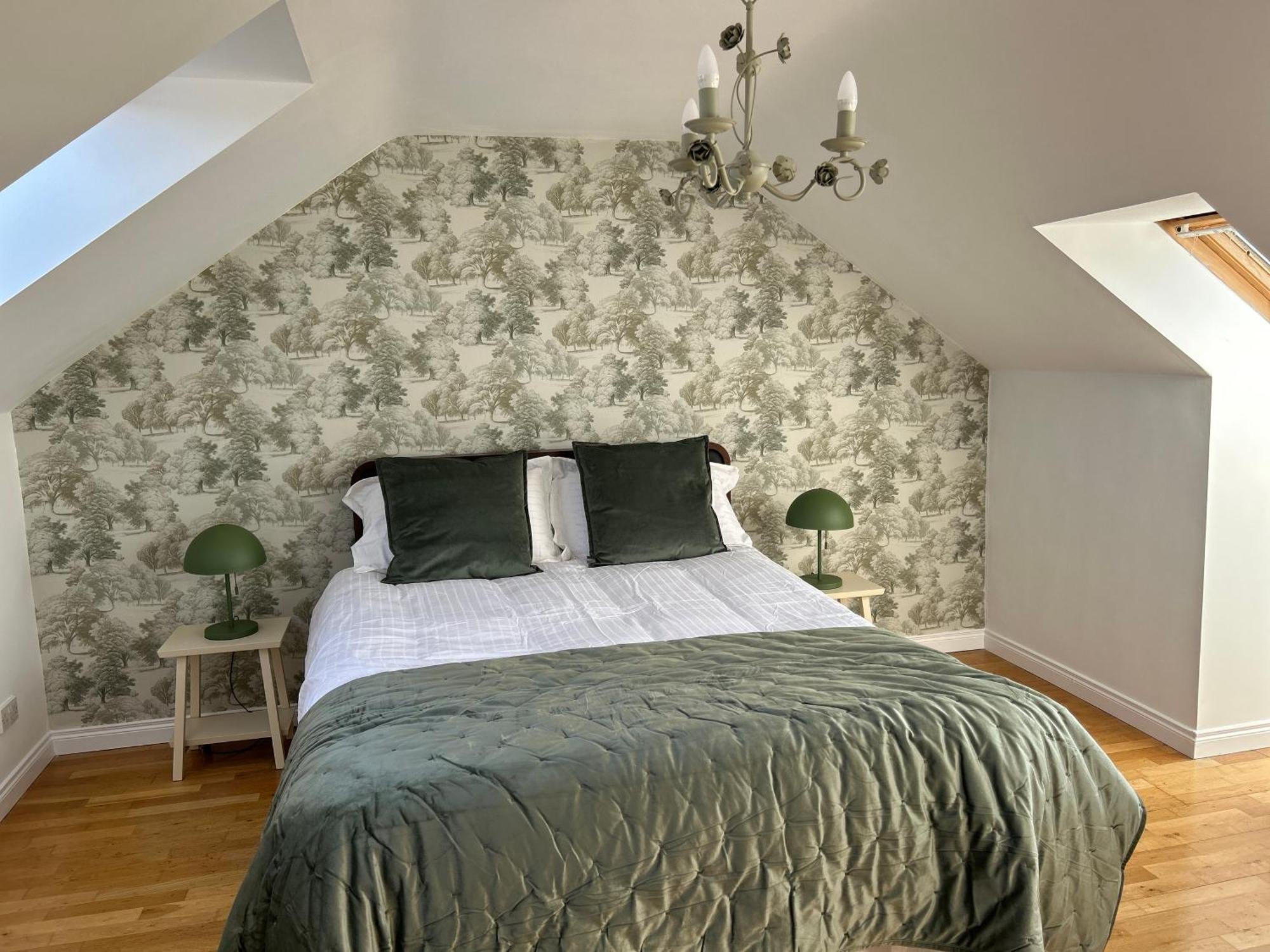 - Relax & Unwind In Our Skyline Retreat - 3 Bedroom With Parking Belfast