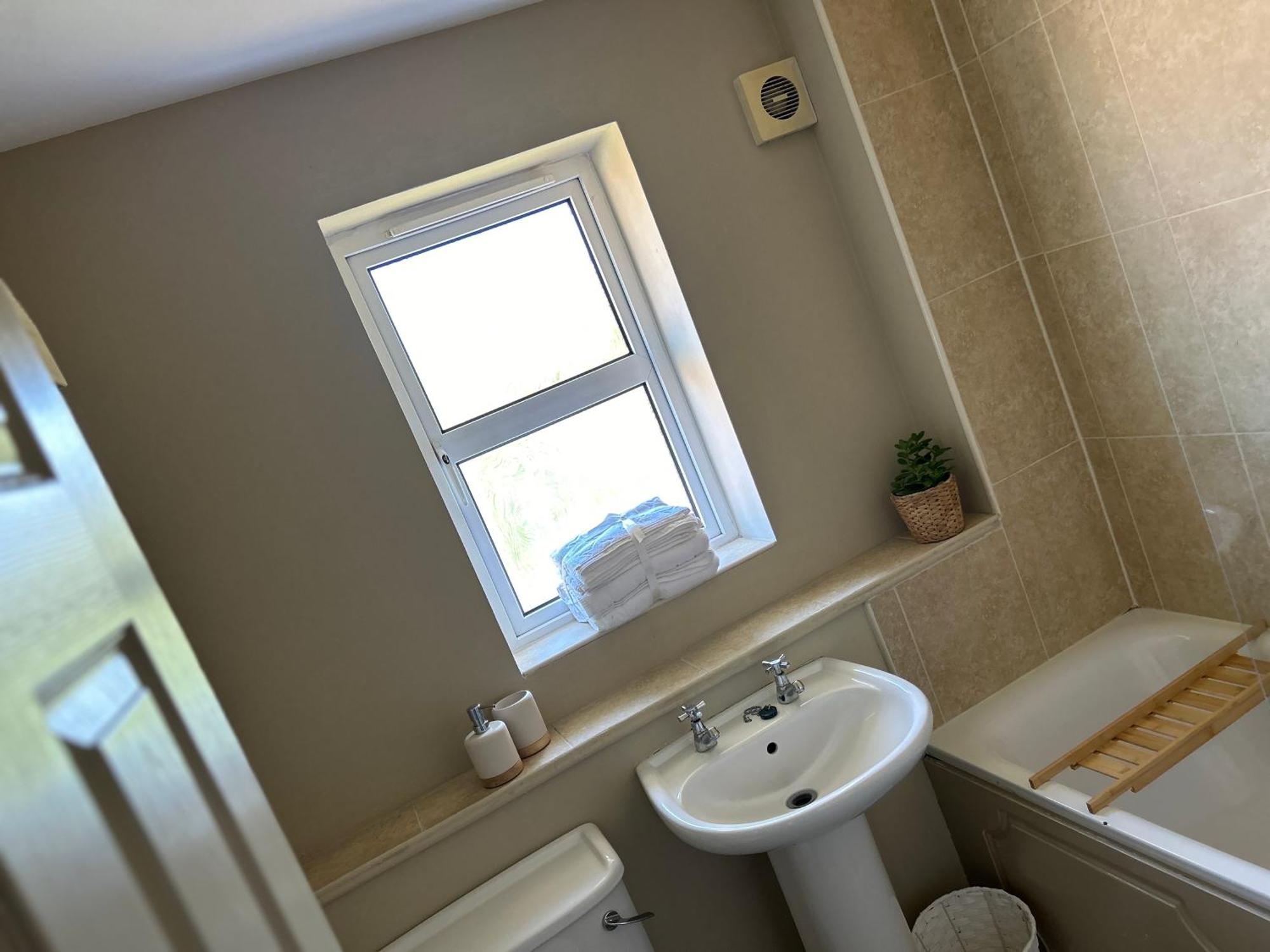 - Relax & Unwind In Our Skyline Retreat - 3 Bedroom With Parking *