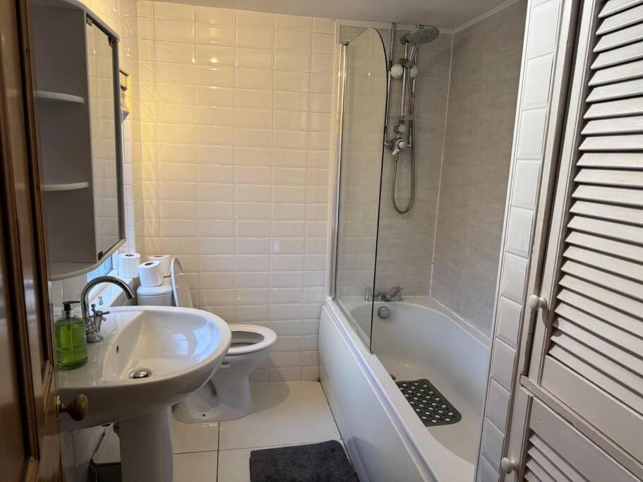 Holiday home Stylish, Spacious And Central 4 Bedroom House *