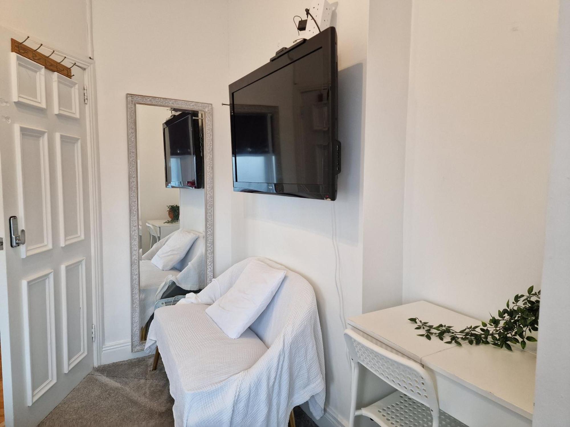 Aunty Katie'S House, Ni Tourist Board Certified & Located On The Main Oldpark Road To Belfast, With Free Continental Breakfast & Free Ultra Fast Sky Internet, Free Sky Sports & Free Sky Cinema, Self-Check In After 10Pm Gmt Belfast