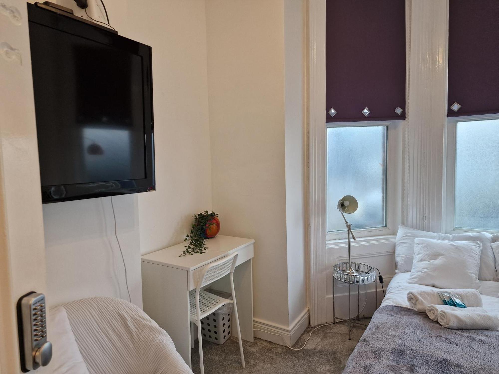 Hostel Aunty Katie'S House, Ni Tourist Board Certified & Located On The Main Oldpark Road To Belfast, With Free Continental Breakfast & Free Ultra Fast Sky Internet, Free Sky Sports & Free Sky Cinema, Self-Check In After 10Pm Gmt *