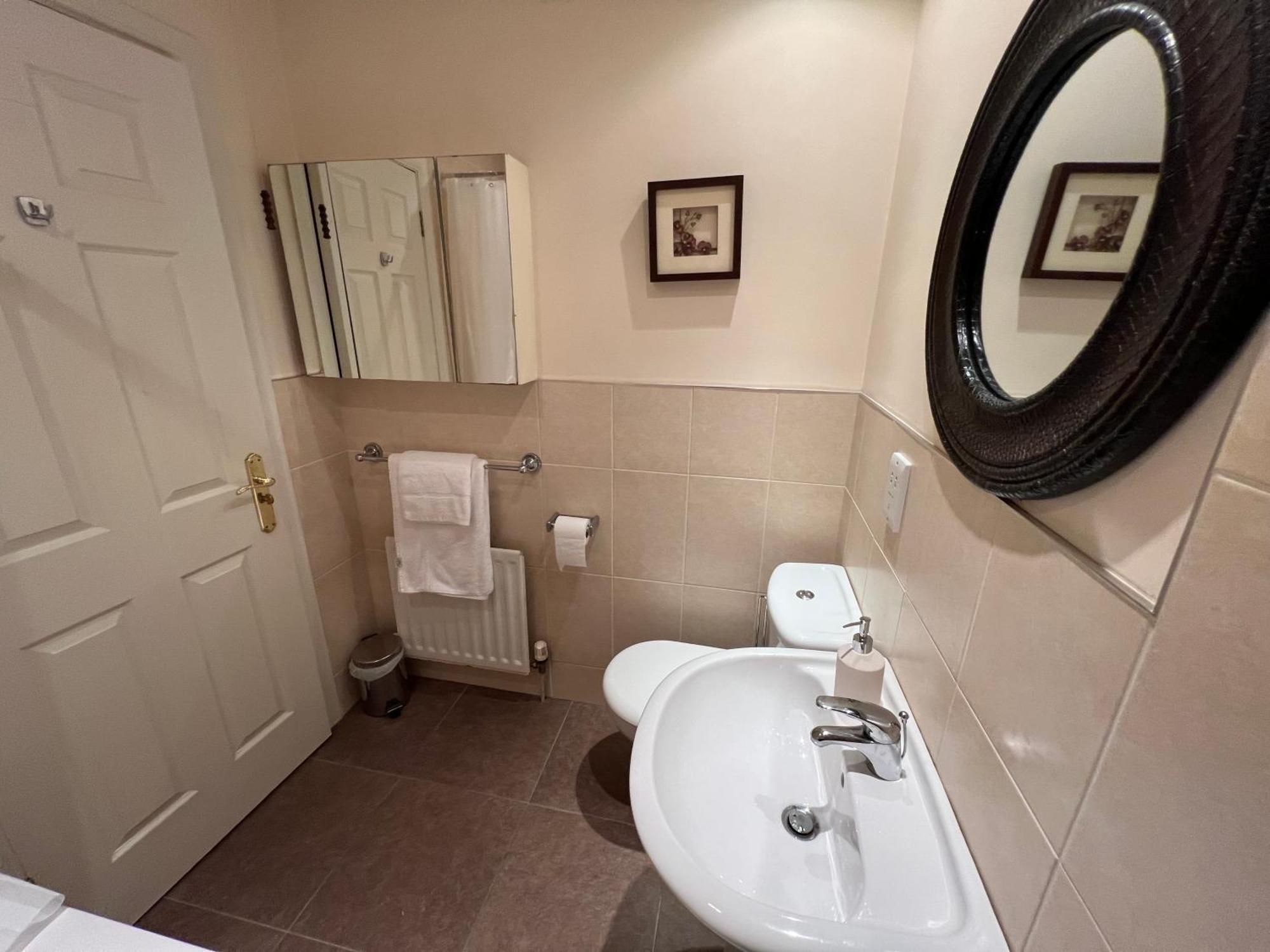 Apartment 2br Bt9 With Balcony *