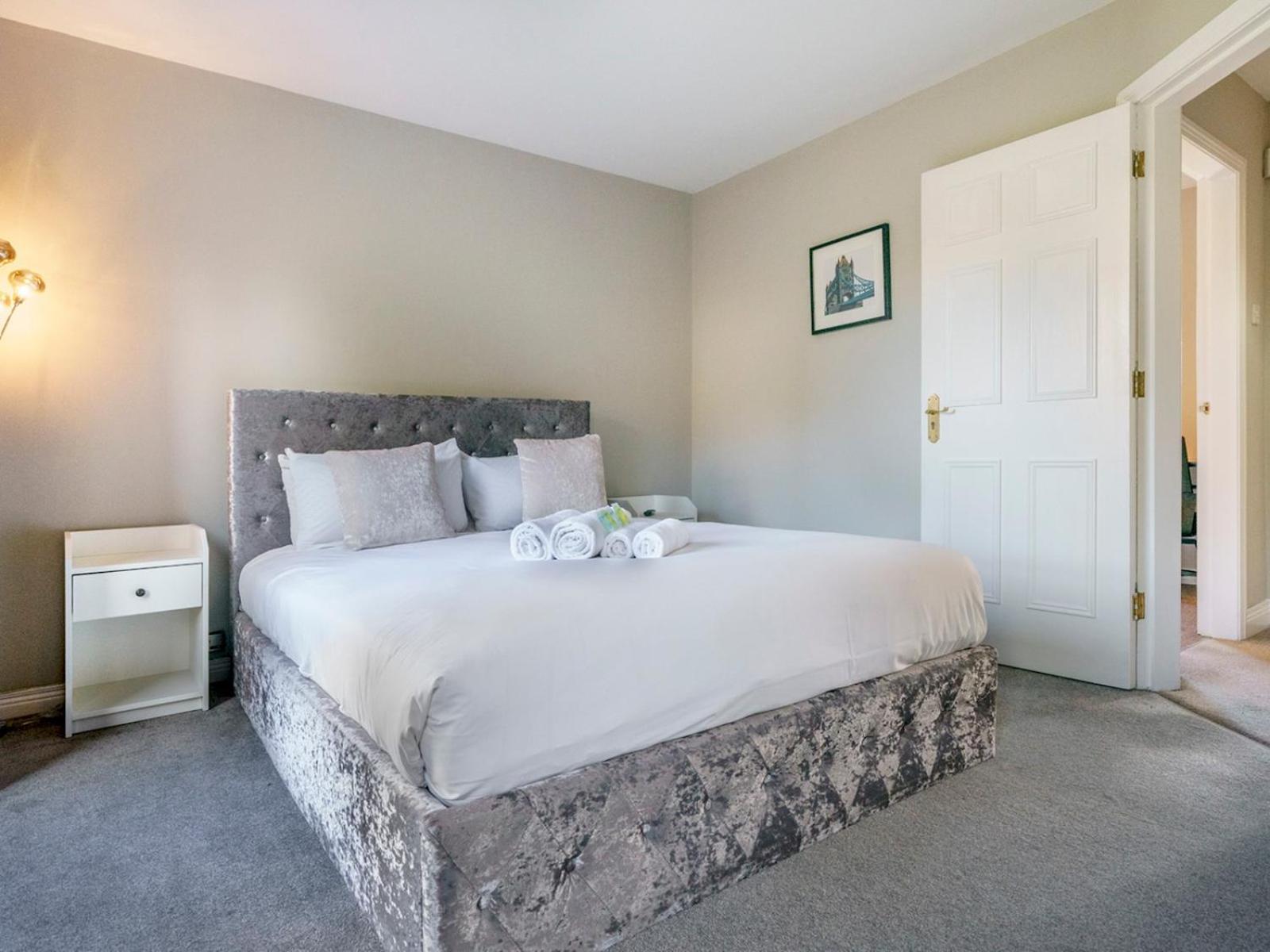 Holiday home Pass The Keys Beautiful 3-bed Riverside Townhouse W Parking Belfast