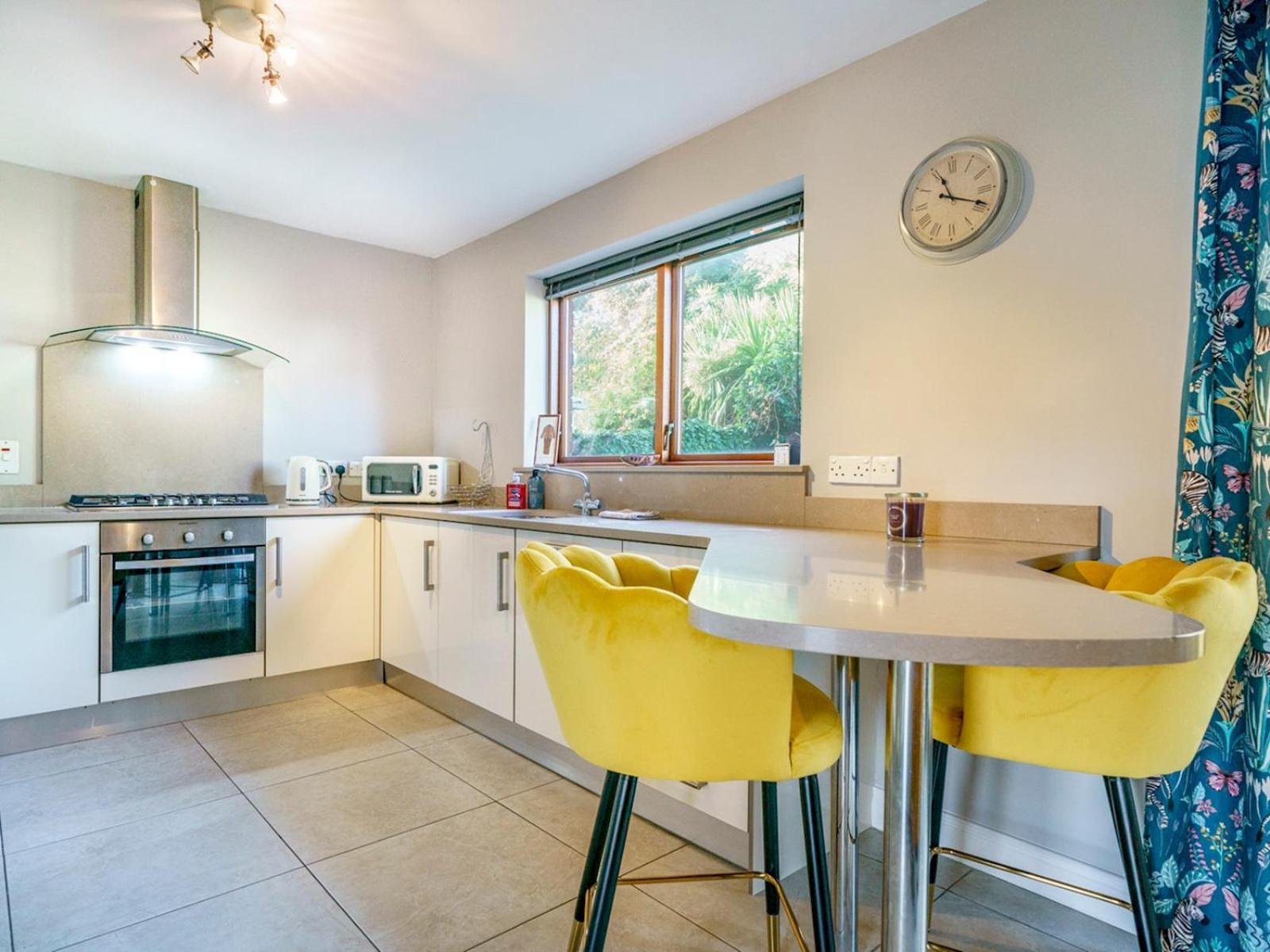Pass The Keys Beautiful 3-bed Riverside Townhouse W Parking Holiday home