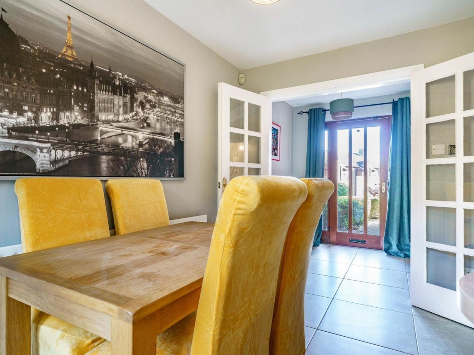Pass The Keys Beautiful 3-bed Riverside Townhouse W Parking Holiday home *