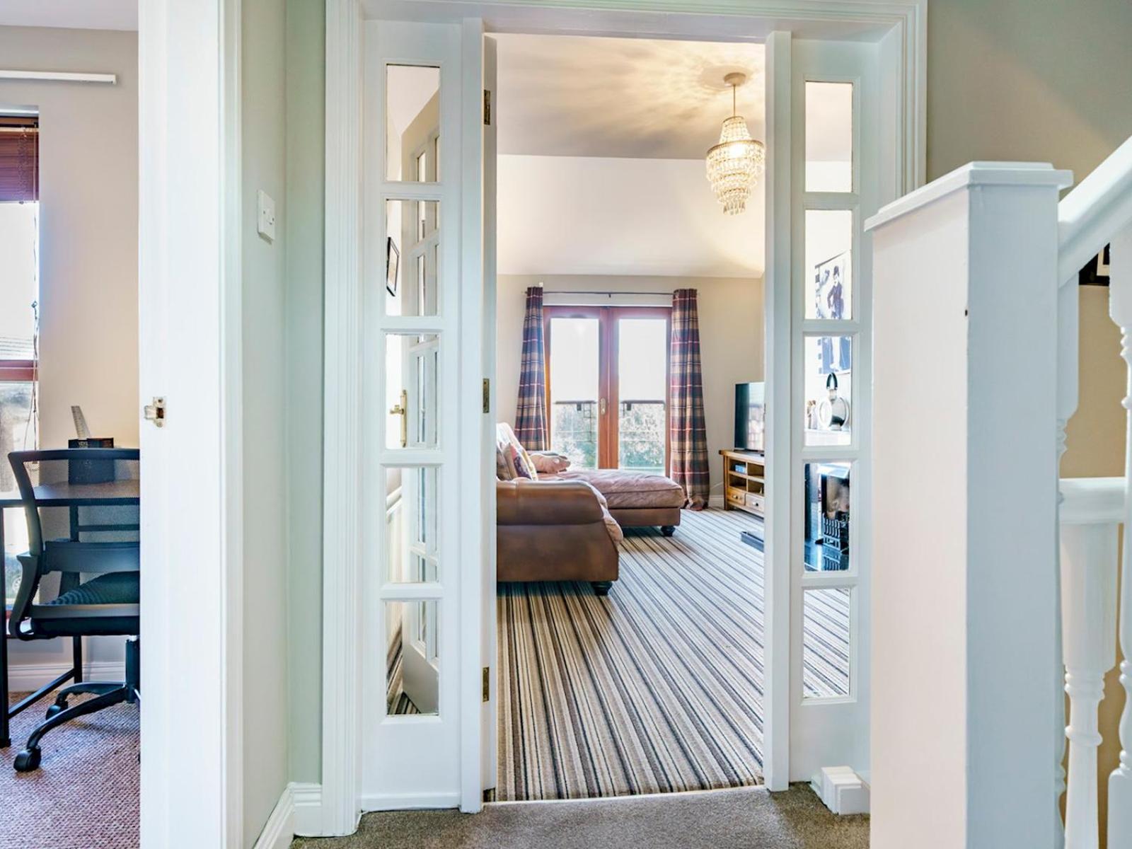 Pass The Keys Beautiful 3-bed Riverside Townhouse W Parking Holiday home