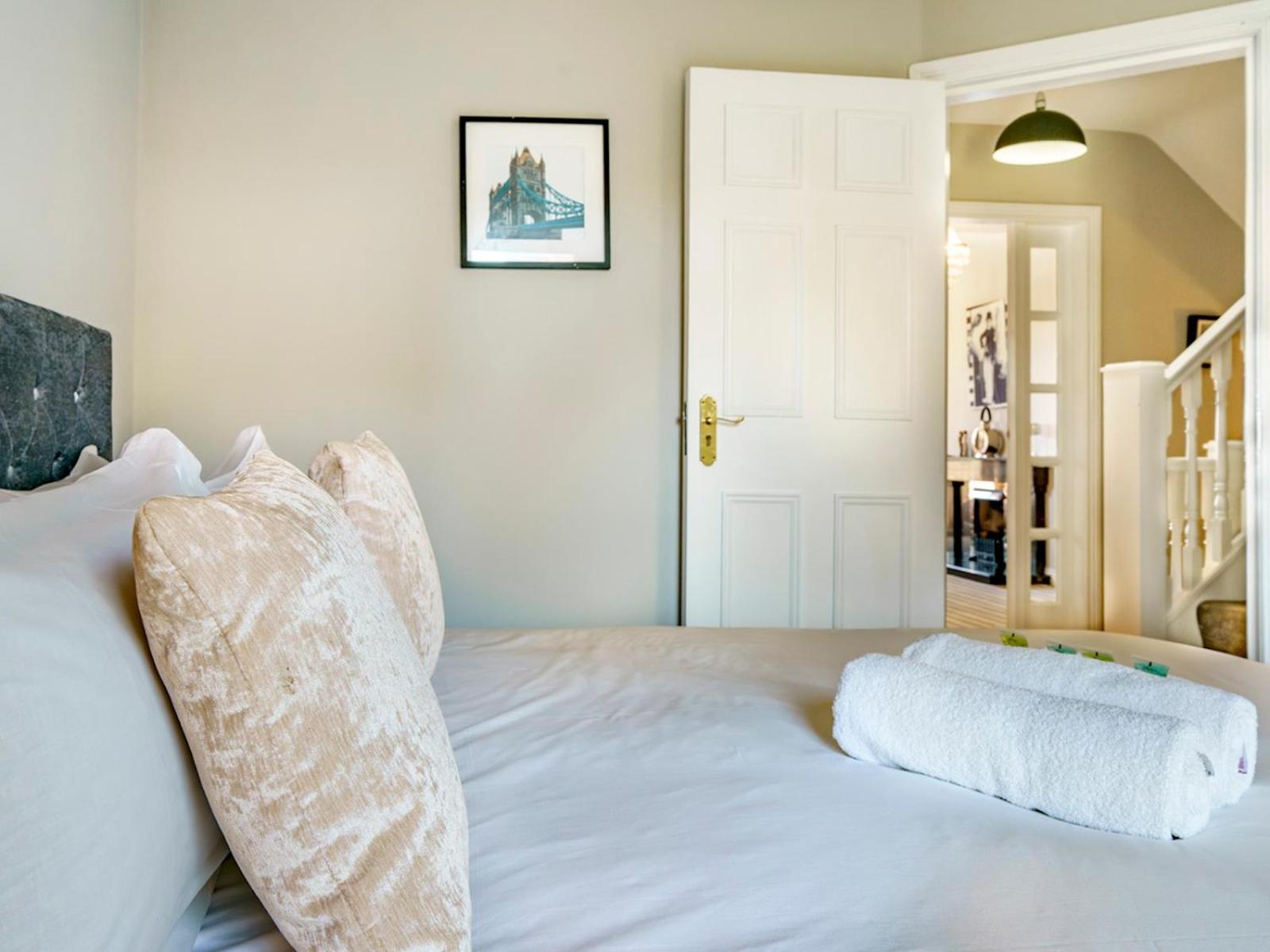 Pass The Keys Beautiful 3-bed Riverside Townhouse W Parking