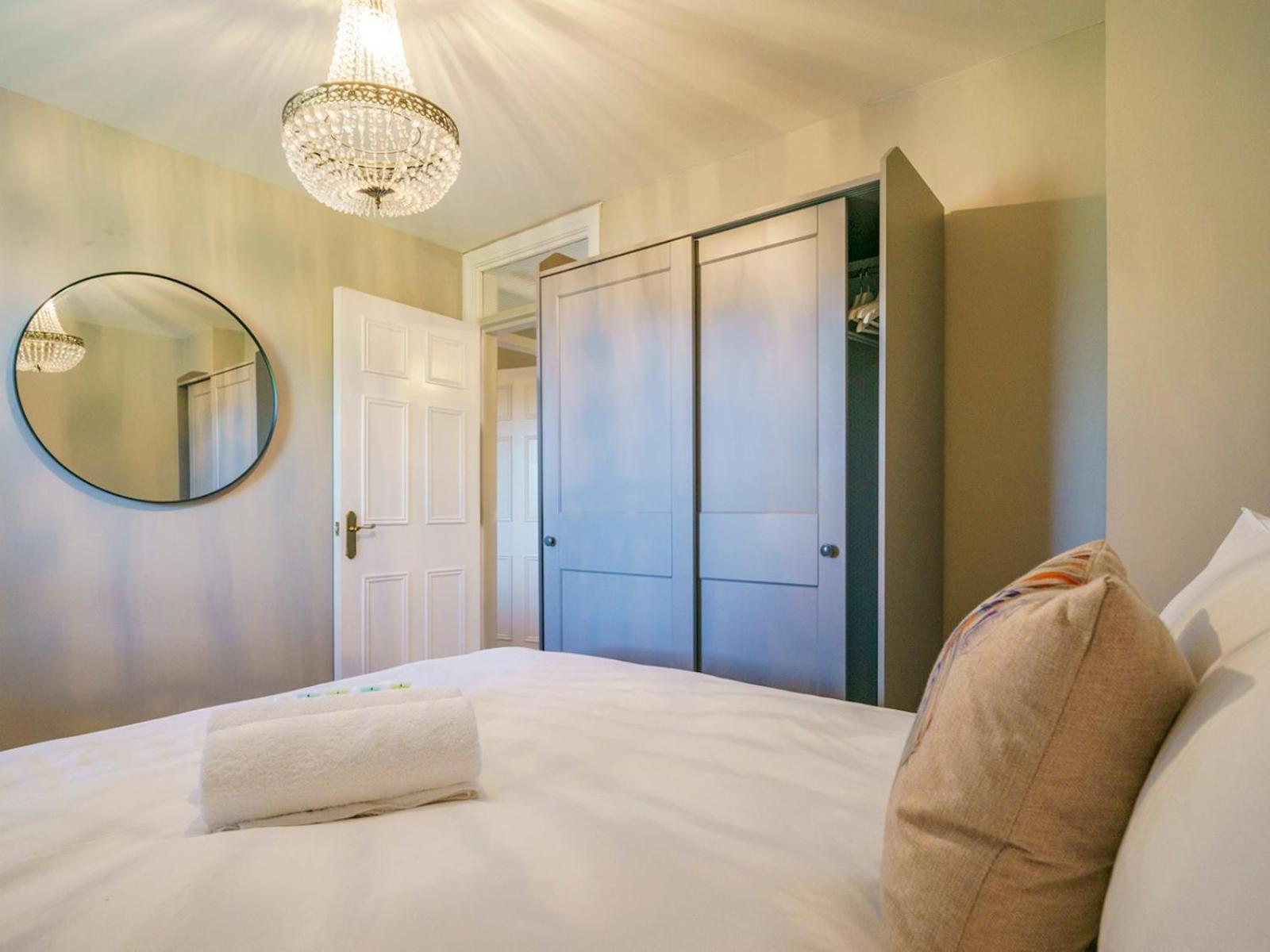 Pass The Keys Beautiful 3-bed Riverside Townhouse W Parking Holiday home *